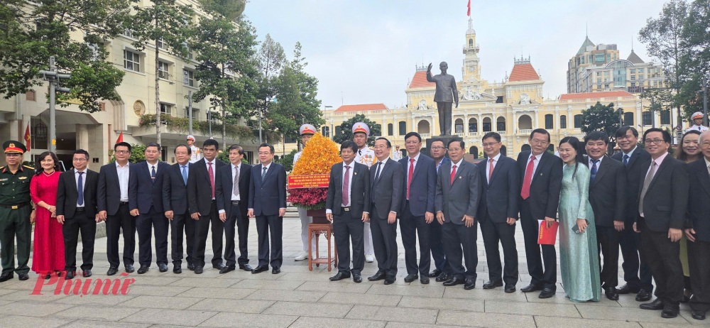 Lãnh đạo các cơ quan báo chí tham gia lễ dâng hoa.