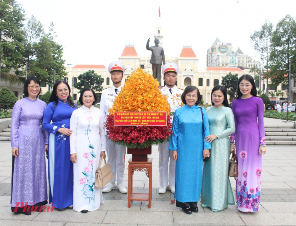 Lãnh đạo Báo Phụ Nữ TPHCM chụp ảnh lưu niệm cùng các nữ lãnh đạo TPHCM.