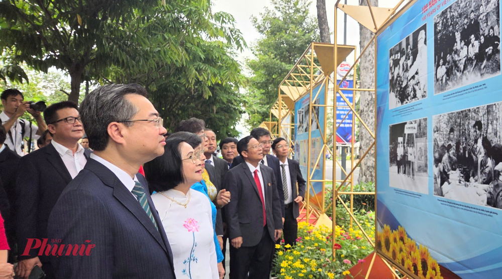 Các đại biểu tham quan triển lãm.