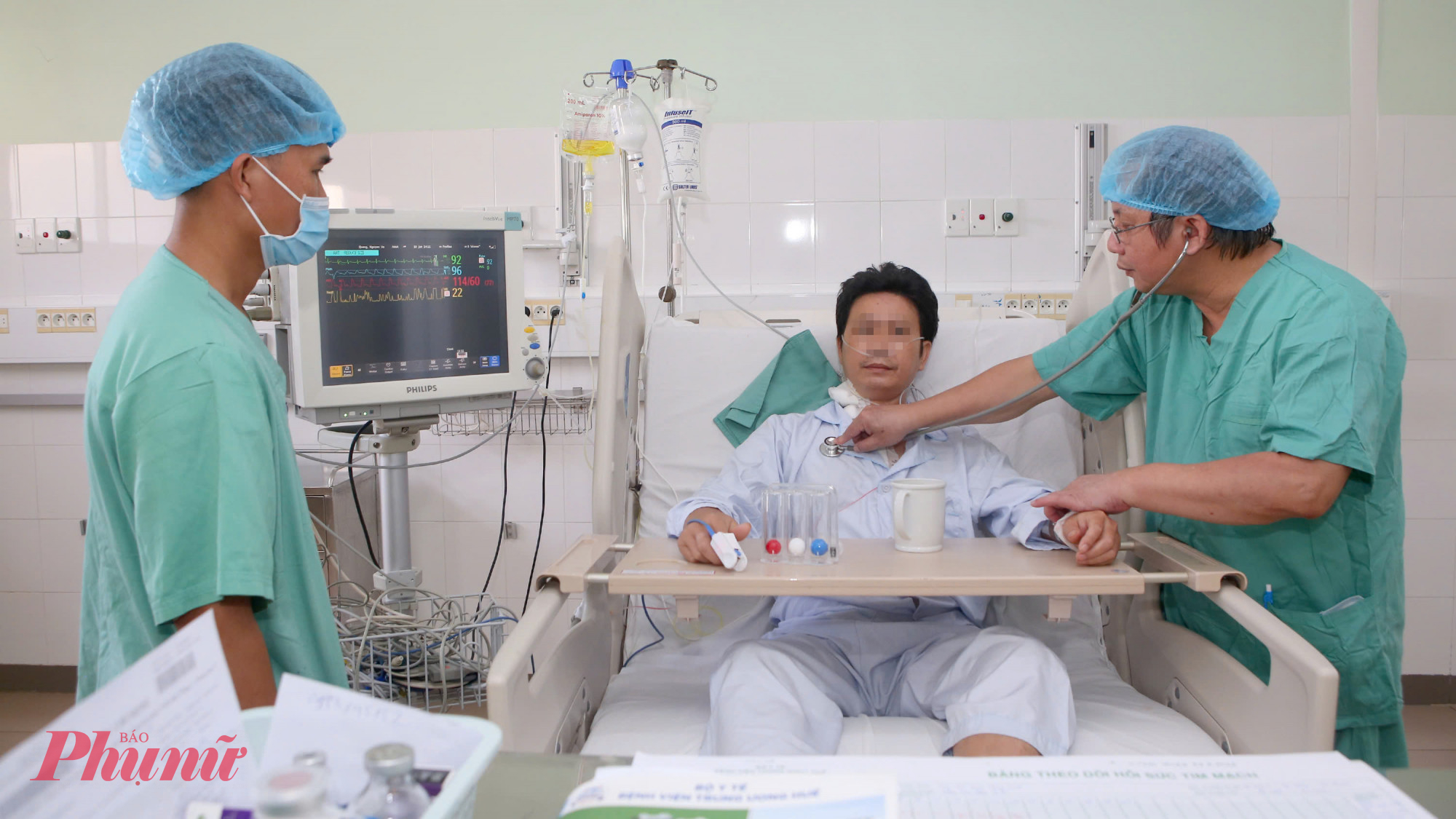 Các bác sĩ kiểm tra sức khóe bệnh nhân sau ca ghép tim thành công 