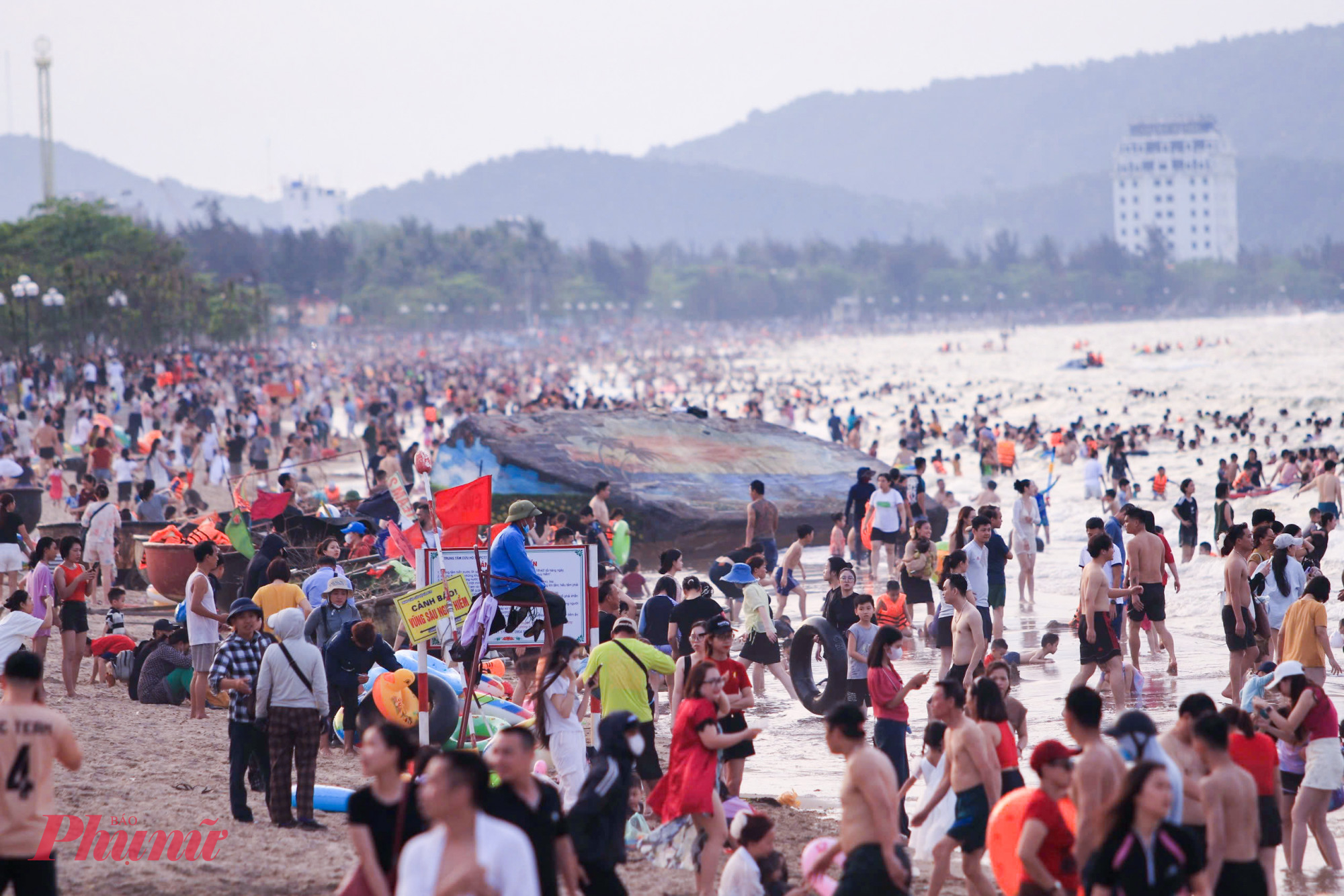 Công việc chính của những người làm nhiệm vụ cứu hộ bờ biển là theo dõi du khách tắm