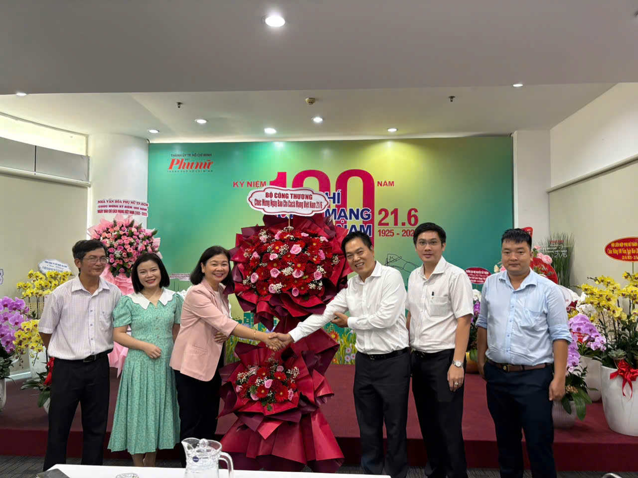 Đại diên Bộ Công Thương đến thăm và chúc mừng Báo Phụ Nữ