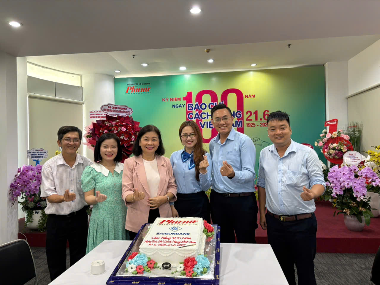 Chiếc bánh đặc biệt từ đơn vị Saigonbank tặng Báo Phụ Nữ