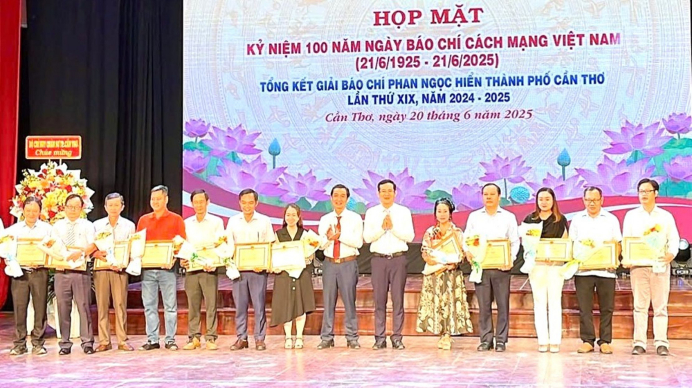 Nhà báo Huỳnh Lợi - Trưởng Văn phòng đại diện Báo Phụ Nữ TPHCM tại Cần Thơ (thứ 2 từ phải vào) nhận bằng khen của Chủ tịch UBND TP Cần Thơ… Ảnh: Trung Phạm