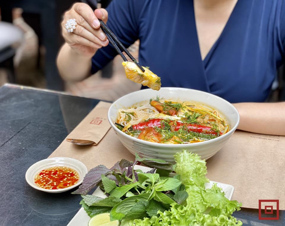 Điểm đặc biệt của Nhà hàng Ngon là thực đơn trải dài khắp ba miền, từ các món gỏi cuốn, bánh bèo, bún chả Hà Nội cho đến cơm hến, bánh xèo miền Tây hay bò lá lốt nướng thơm lừng. Mỗi món ăn đều được trình bày tỉ mỉ, giữ đúng hương vị truyền thống nhưng sạch sẽ và dễ tiếp cận với thực khách quốc tế.