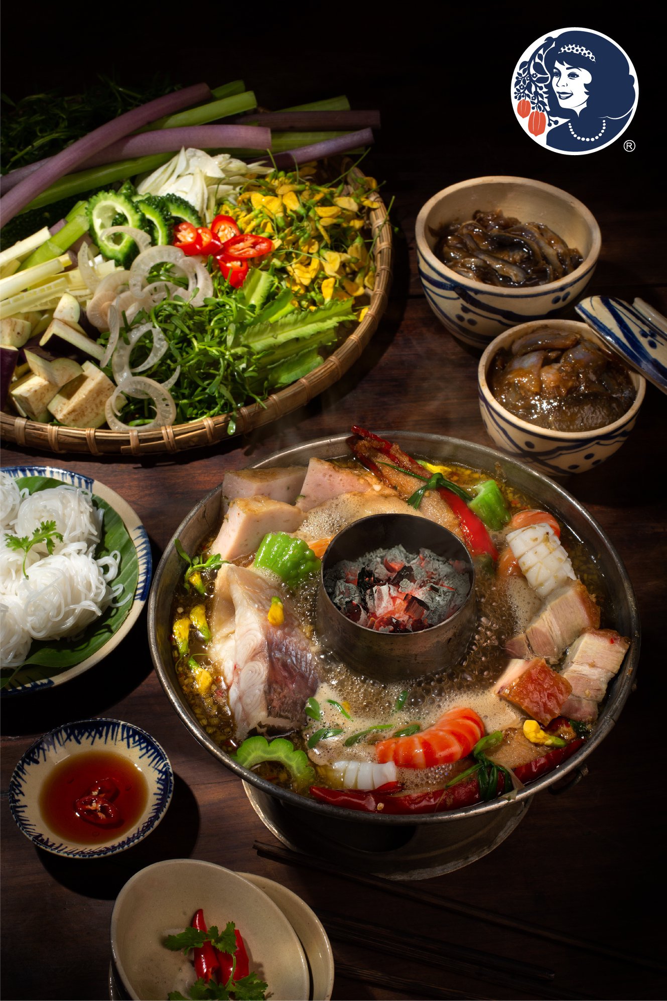 Menu tập trung vào các món ngon miền Tây như lẩu mắm, cá kèo nướng muối ớt, chả giò bắp, bông điên điển xào tép, bánh xèo miền Tây, cơm chiên cá mặn, gỏi củ hủ dừa tôm thịt… Món được khách nước ngoài yêu thích nhất là lẩu cá linh bông điên điển – chua thanh, ngọt dịu và thơm mùi phù sa.