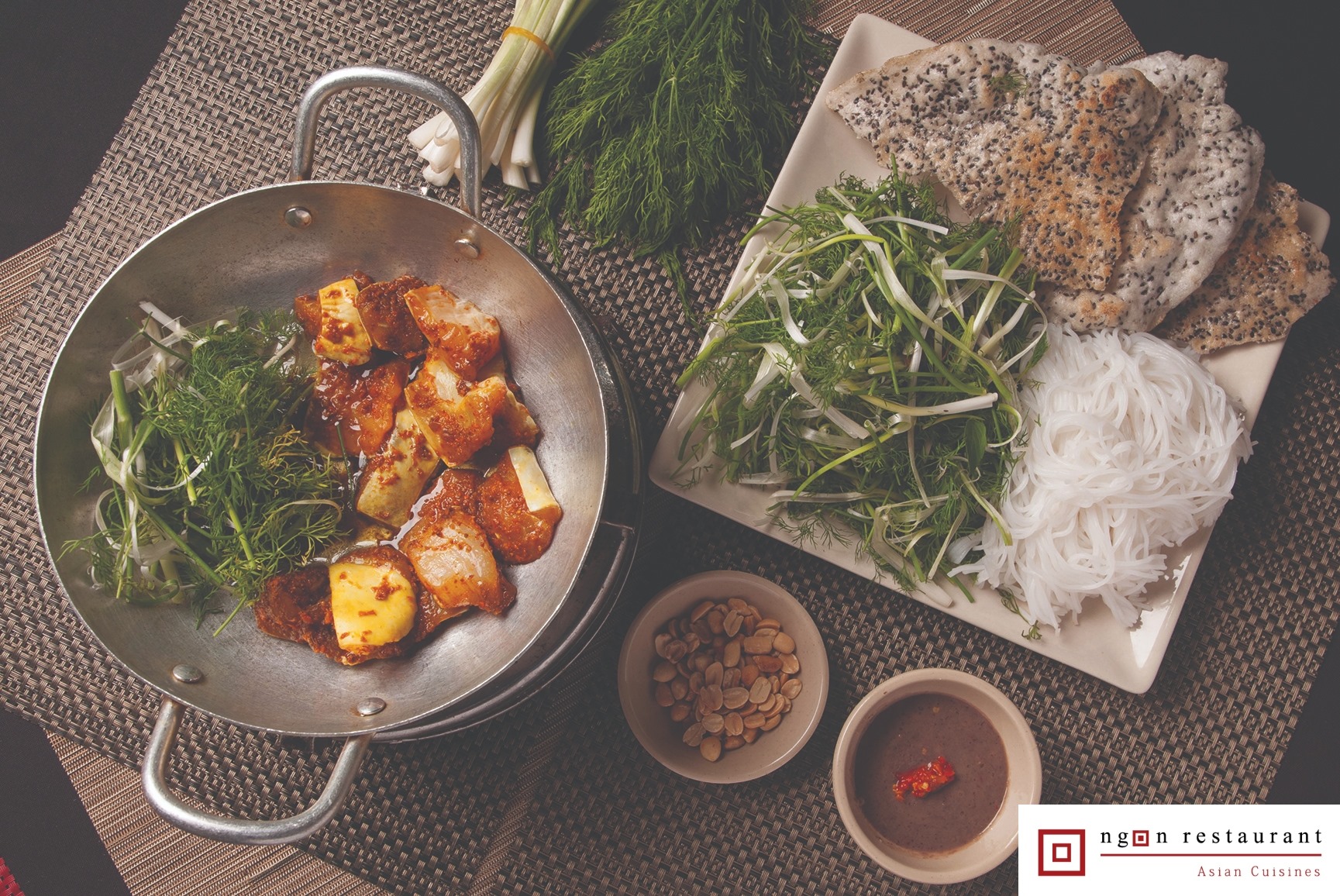 Món được nhiều người yêu thích nhất là bún thịt nướng, gỏi cuốn tôm thịt, và bánh xèo miền Trung. Giá trung bình từ 80.000 – 150.000 đồng/món, phần ăn vừa đủ, dễ gọi theo set. Nhà hàng phục vụ từ 10g00 – 22g00 mỗi ngày. Nếu bạn đang tìm một nơi để thưởng thức món Việt trong không gian gần gũi mà vẫn đủ sang trọng, Ngon là một gợi ý không thể bỏ qua.