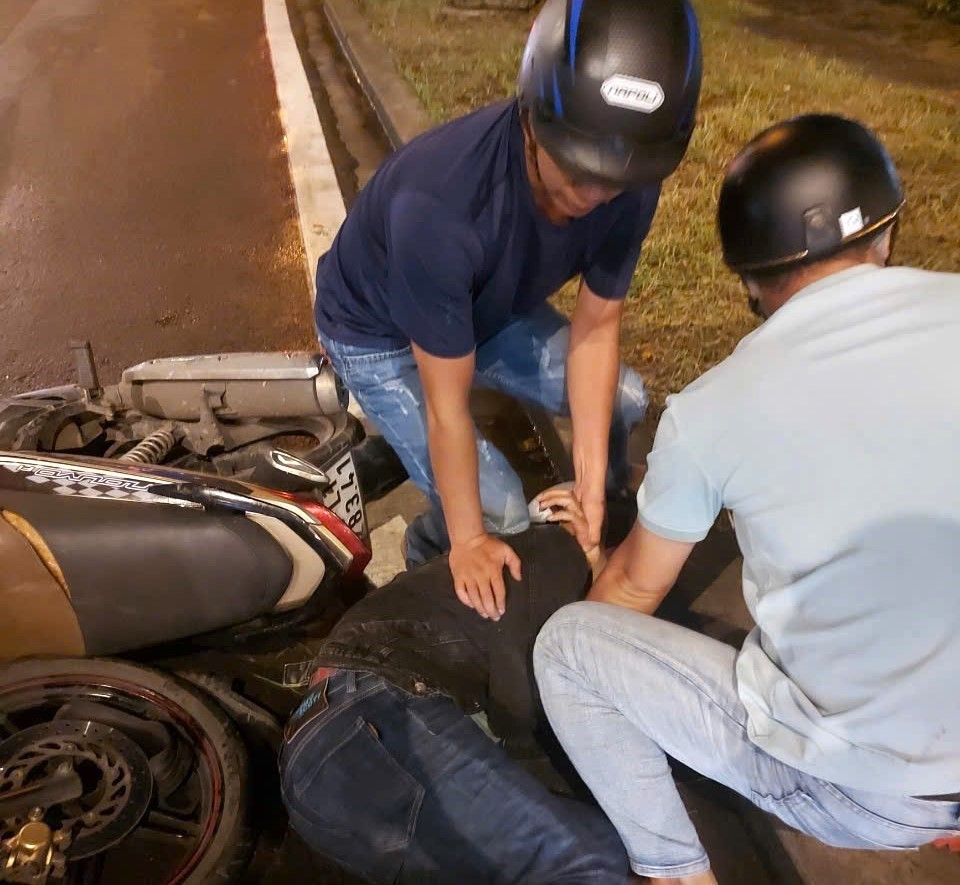 Cảnh sát khống chế Phúc tại quận 1, TPHCM. Ảnh: CA