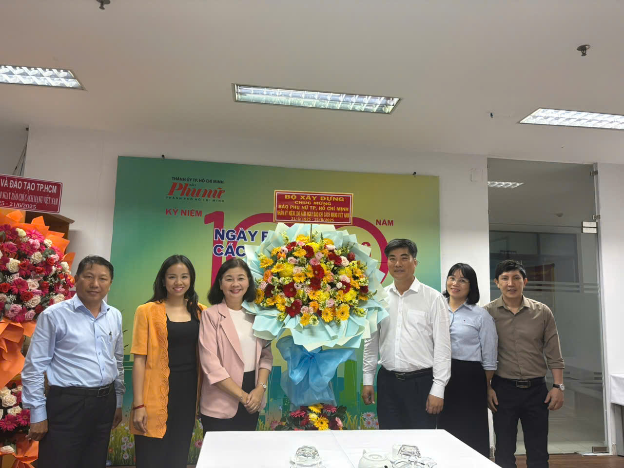 Ông Nguyễn Trí Đức - Chánh Văn phòng Bộ xây dựng chúc mừng Báo Phụ Nữ