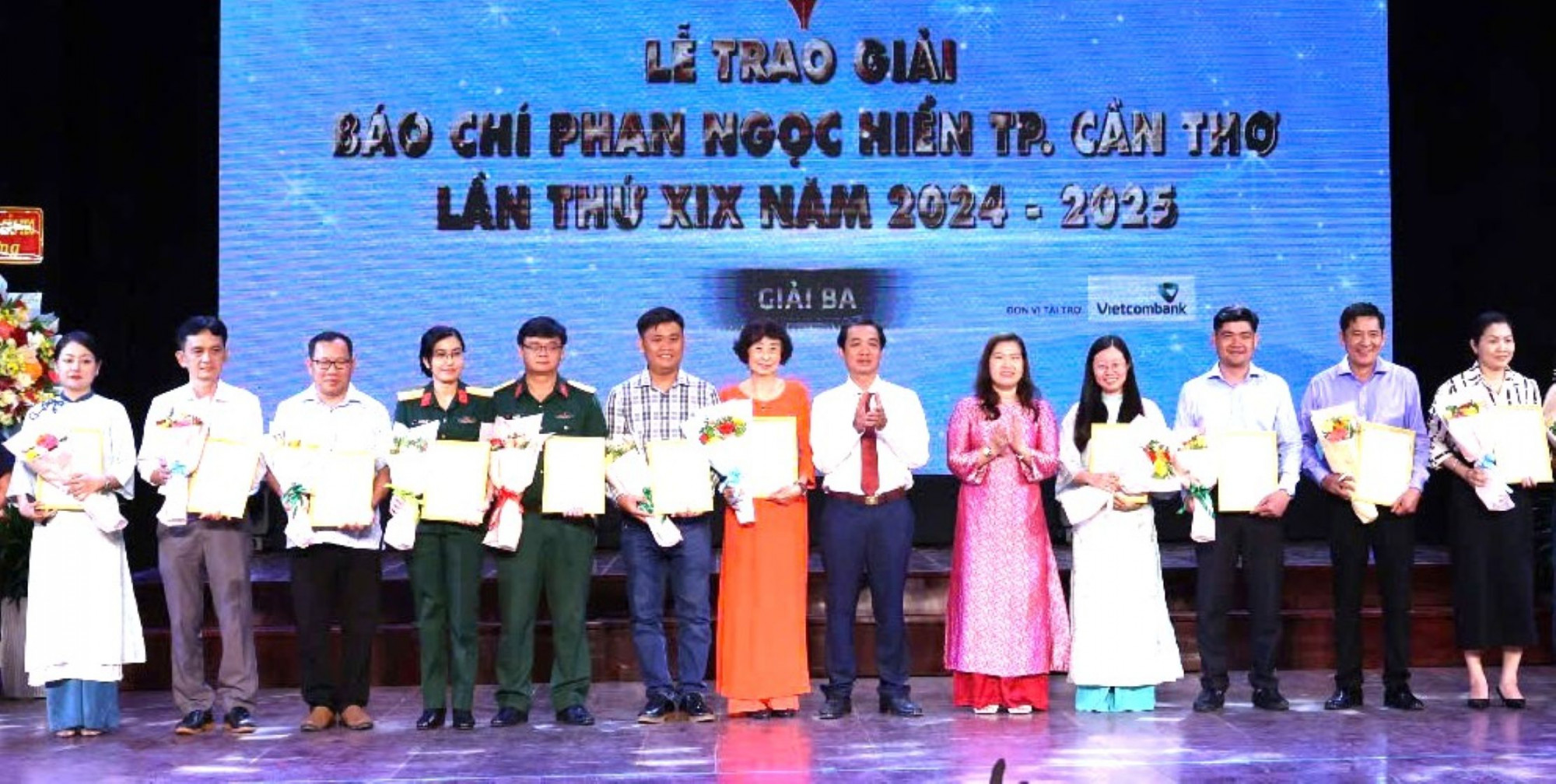 Báo Phụ Nữ TPHCM được trao giải ba thể loại phóng sự, ký sự (báo in) với loạt bài 5 kỳ “Những người nặng tình với cây lúa, hạt gạo Việt”, 