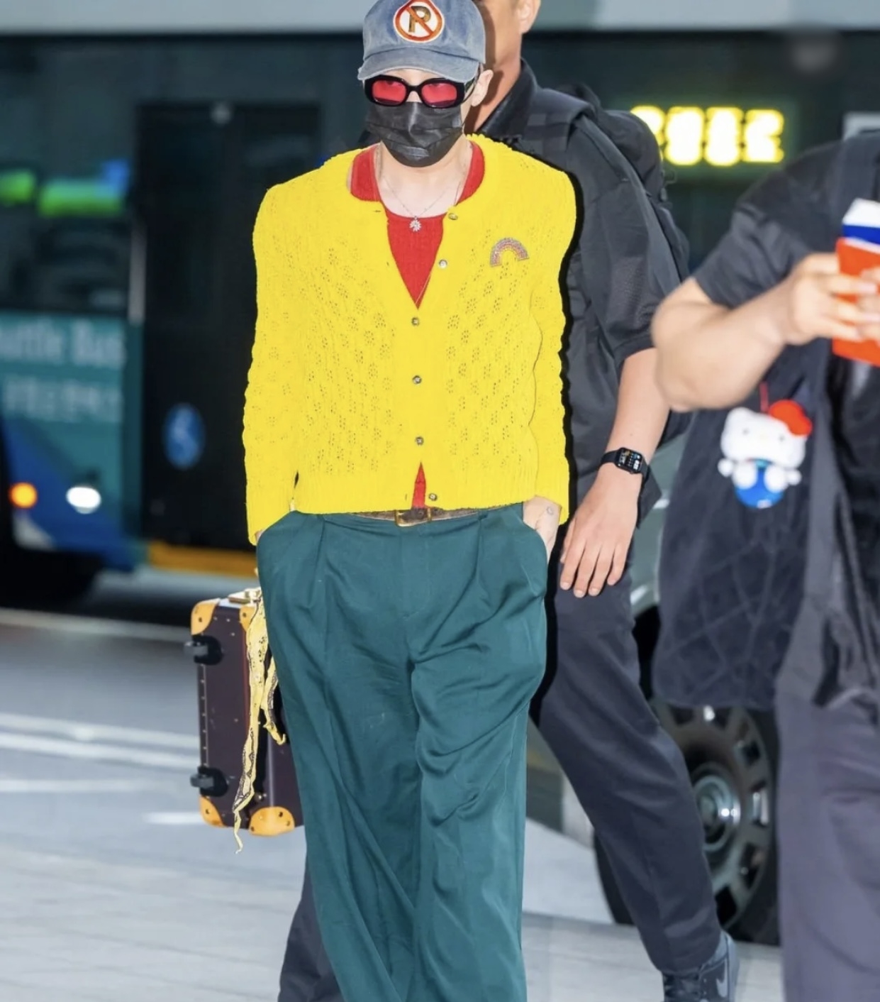 Chiều 20/6, tại sân bay Incheon (Hàn Quốc), G-Dragon đã khởi hành sang Việt Nam để tham dự đại nhạc hội được tổ chức tại SVĐ Mỹ Đình (Hà Nội) vào tối 21/6. 