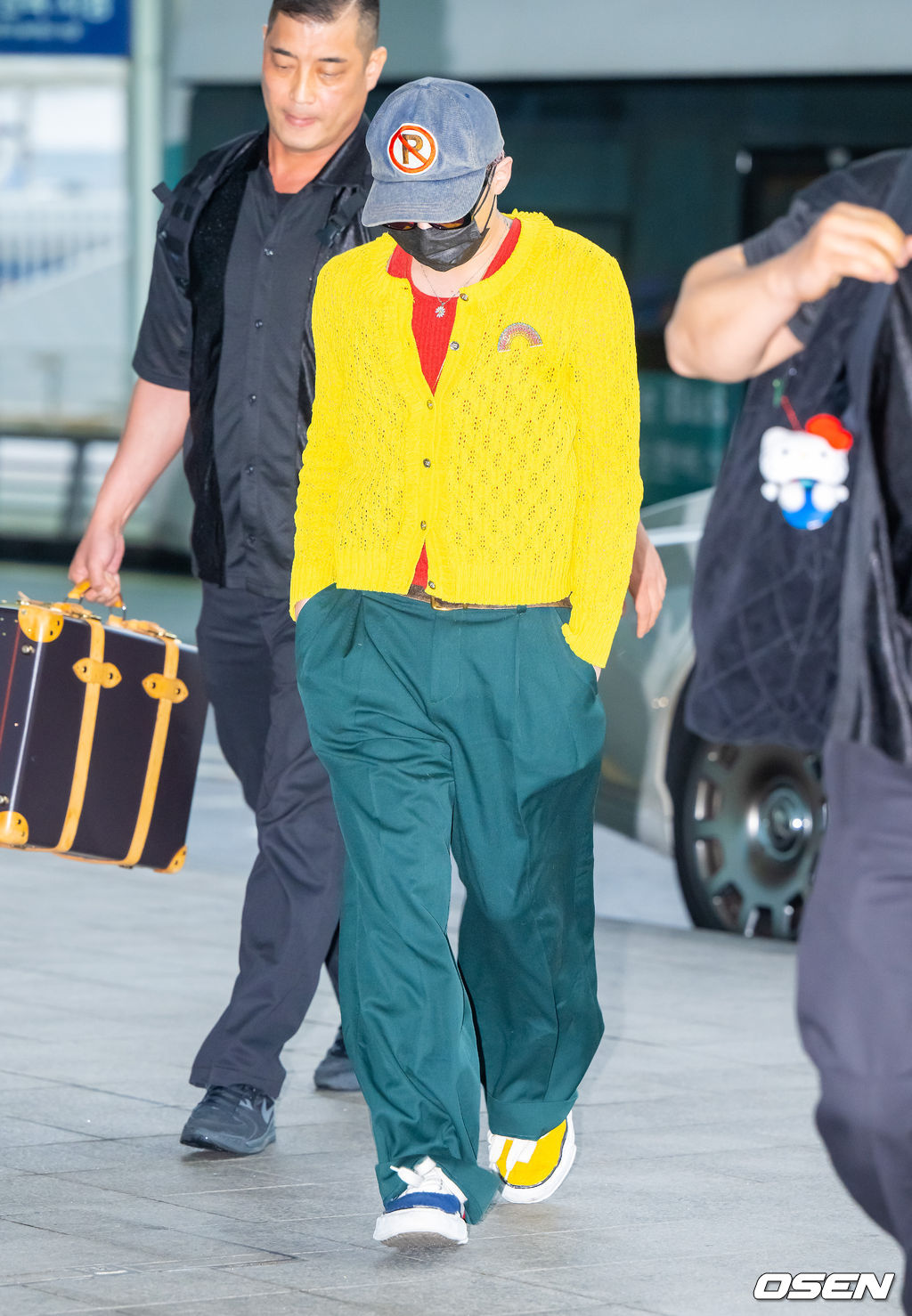 Được mệnh danh là ông hoàng thời trang Kbiz, G-Dragon chưa bao giờ khiến công chúng thất vọng mỗi lần xuất hiện tại sân bay. Lần này, thủ lĩnh nhóm BIGBANG tiếp tục thu hút mọi ánh nhìn khi bước ra từ sân bay Incheon với một bộ trang phục hàng hiệu đầy cá tính.