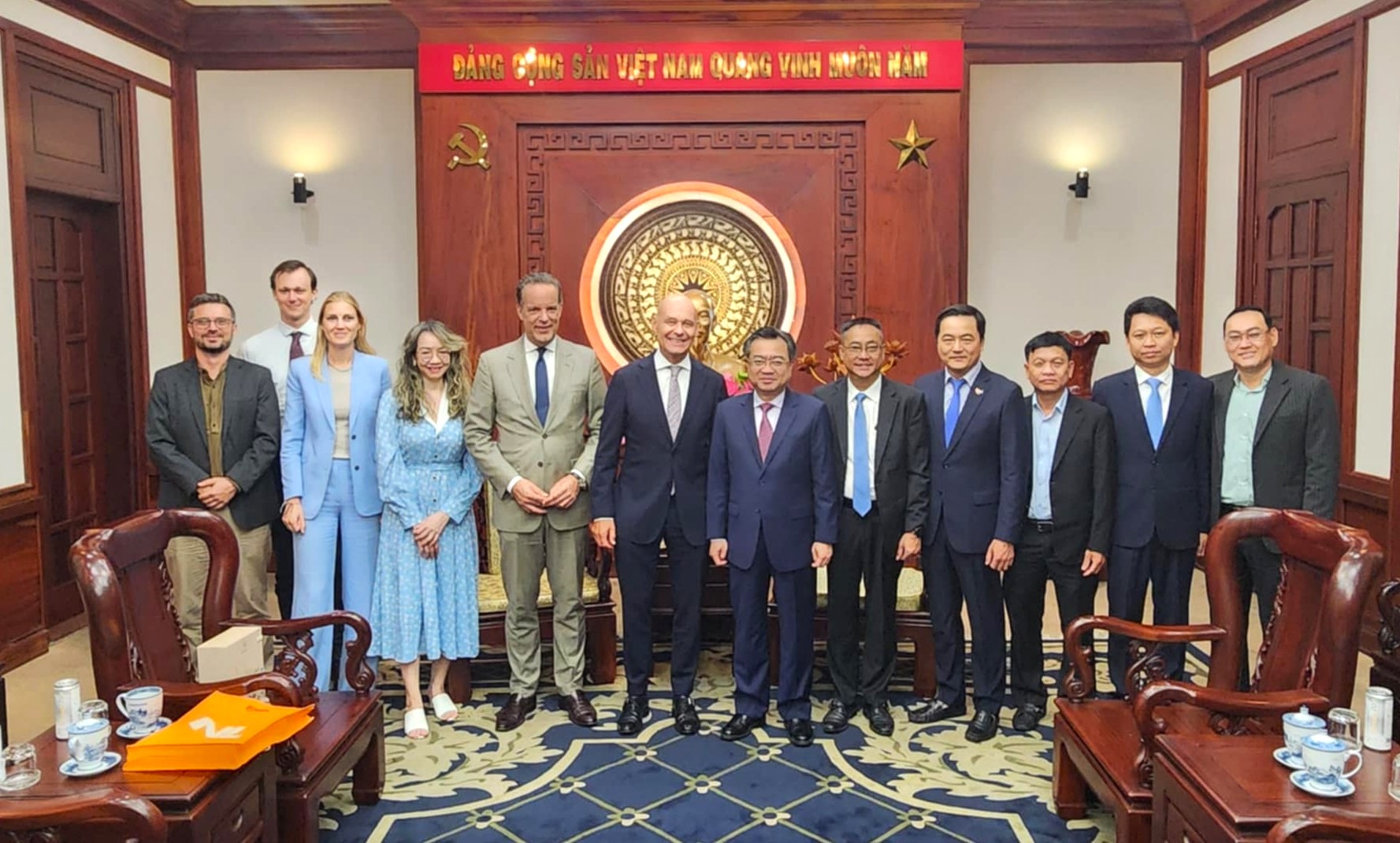 Đại sứ Hà Lan tại Việt Nam Kees van Baar chụp ảnh lưu niệm cùng lãnh đạo TPHCM