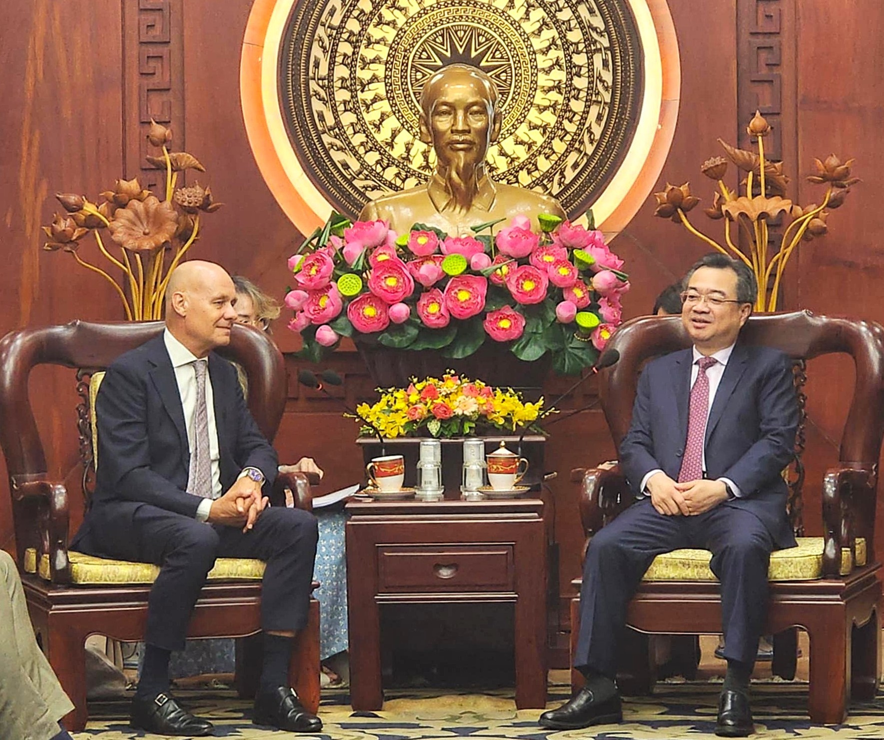 Phó Bí thư thường trực Thành Ủy TPHCM Nguyễn Thanh Nghị trao đổi cùng Đại sứ Hà Lan tại Việt Nam Kees van Baar 