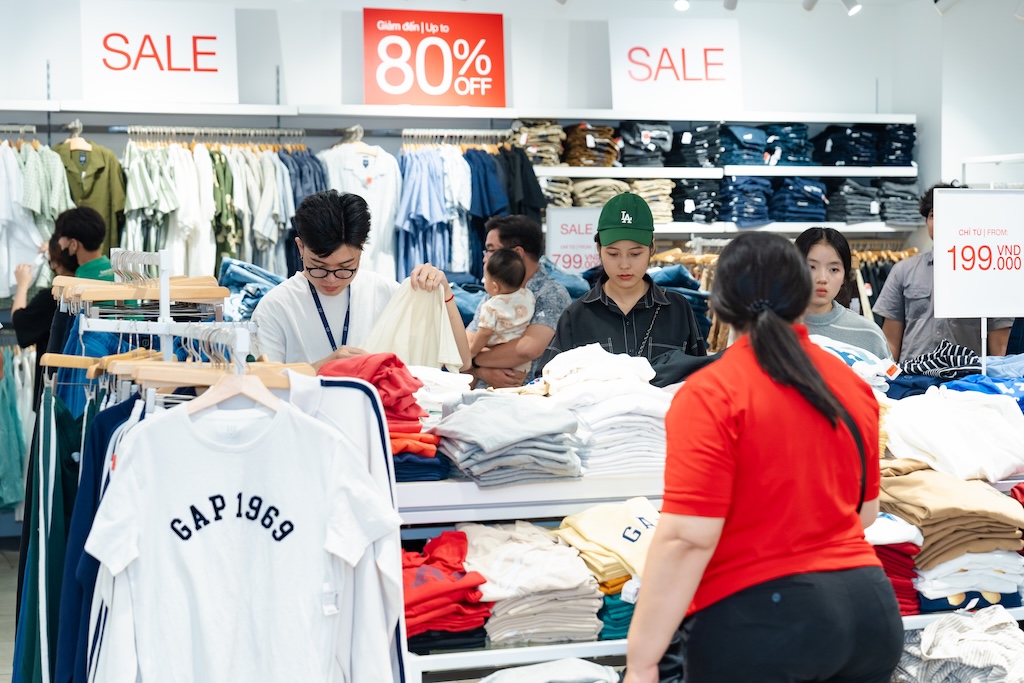 Hiện tượng mua sắm Vincom Red Sale “khuấy đảo” thị trường bán lẻ mùa hè 2025 Các gian hàng thời trang luôn tấp nập “chiến thần săn sale” với các mức ưu đãi khủng - Ảnh: Vincom