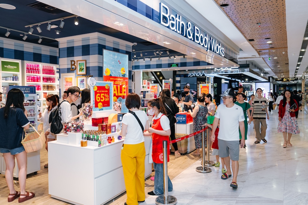 Hiện tượng mua sắm Vincom Red Sale “khuấy đảo” thị trường bán lẻ mùa hè 2025 Các quý cô nhanh chóng tậu ngay những bộ mỹ phẩm xịn sò với giá siêu hời - Ảnh: Vincom
