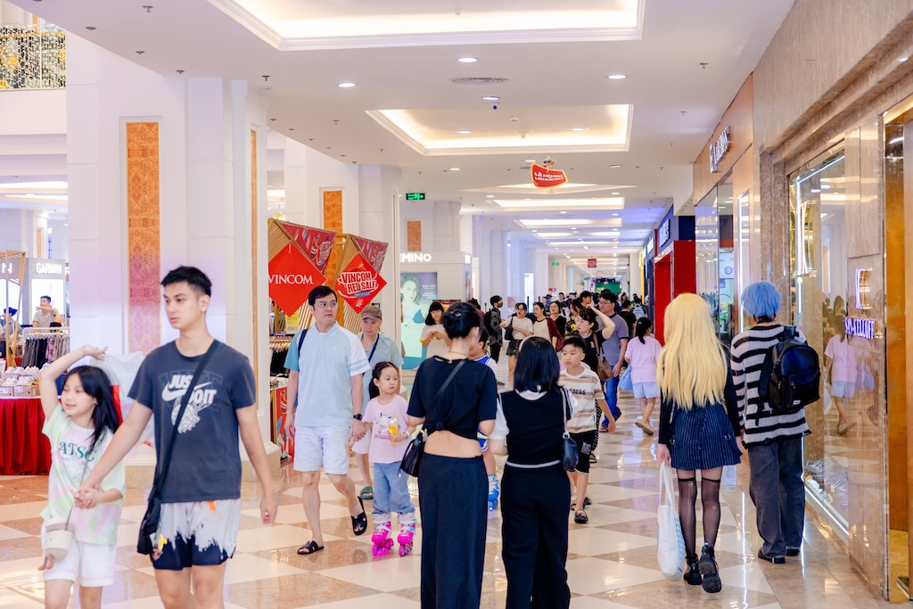 Hiện tượng mua sắm Vincom Red Sale “khuấy đảo” thị trường bán lẻ mùa hè 2025 Không khí sôi động tại TTTM Vincom Mega Mall Royal City từ đầu mùa Vincom Red Sale 2025 - Ảnh: Vincom