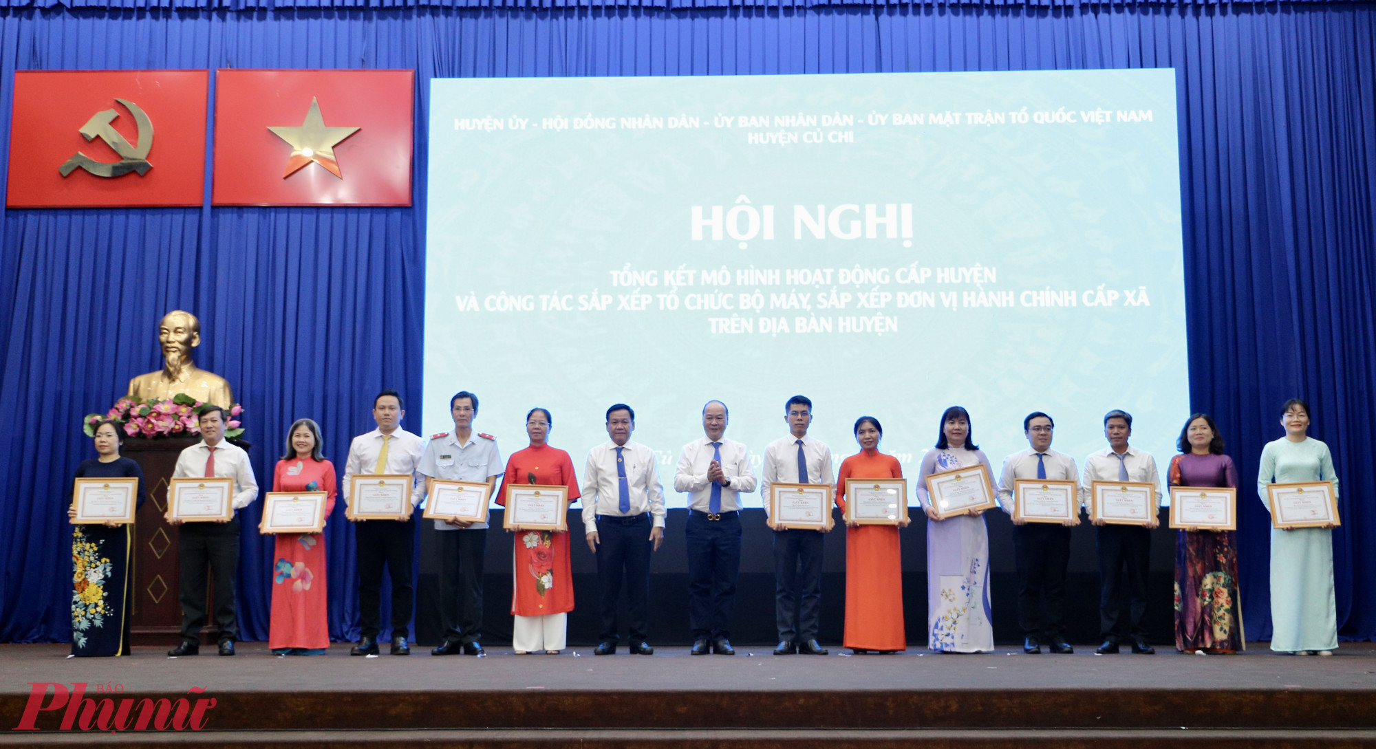 Nhiều cán bộ có đóng góp tích cực trong quá trình công tác tại UBND huyện và triển khai sắp xếp hành chính đã được biểu dương, khen thưởng tại buổi lễ - Ảnh: Thanh Tâm