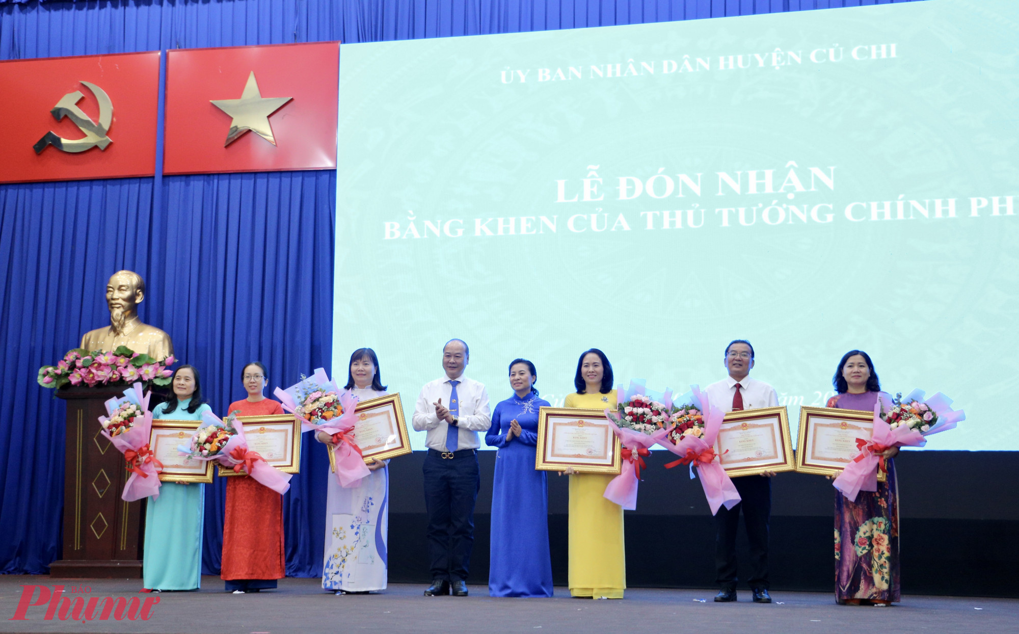 Bà Phan Kiều Thanh Hương – Phó Giám đốc Sở Ngoại vụ và ông Nguyễn Quyết Thắng – Bí thư Huyện ủy Củ Chi trao Bằng khen của Thủ tướng Chính phủ cho các tập thể, cá nhân có thành tích xuất sắc trên địa bàn huyện - Ảnh: Thanh Tâm
