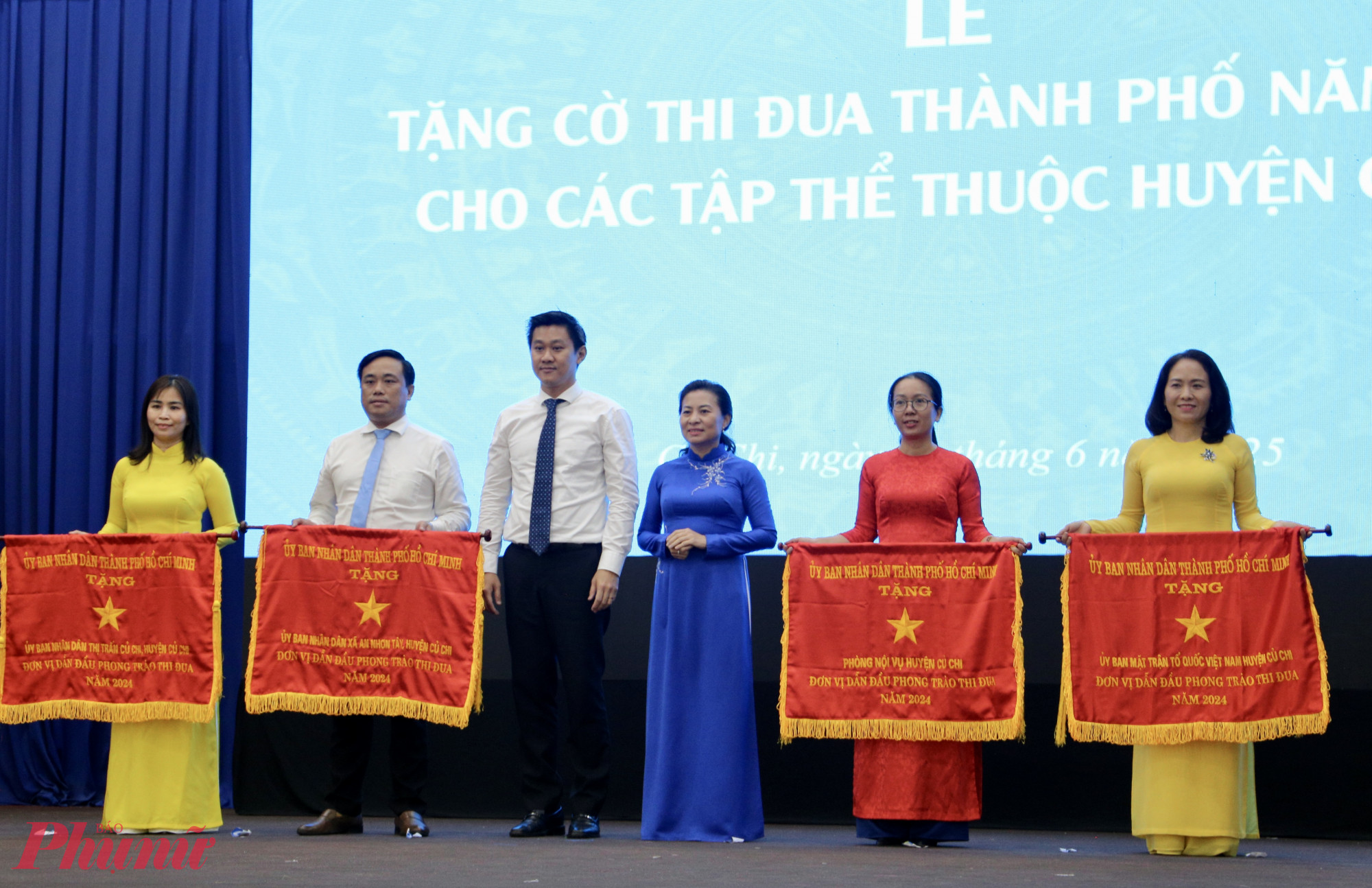 Đại diện lãnh đạo TPHCM trao Cờ thi đua của UBND TPHCM cho các tập thể thuộc huyện Củ Chi có thành tích xuất sắc trong năm 2024 - Ảnh: Thanh Tâm