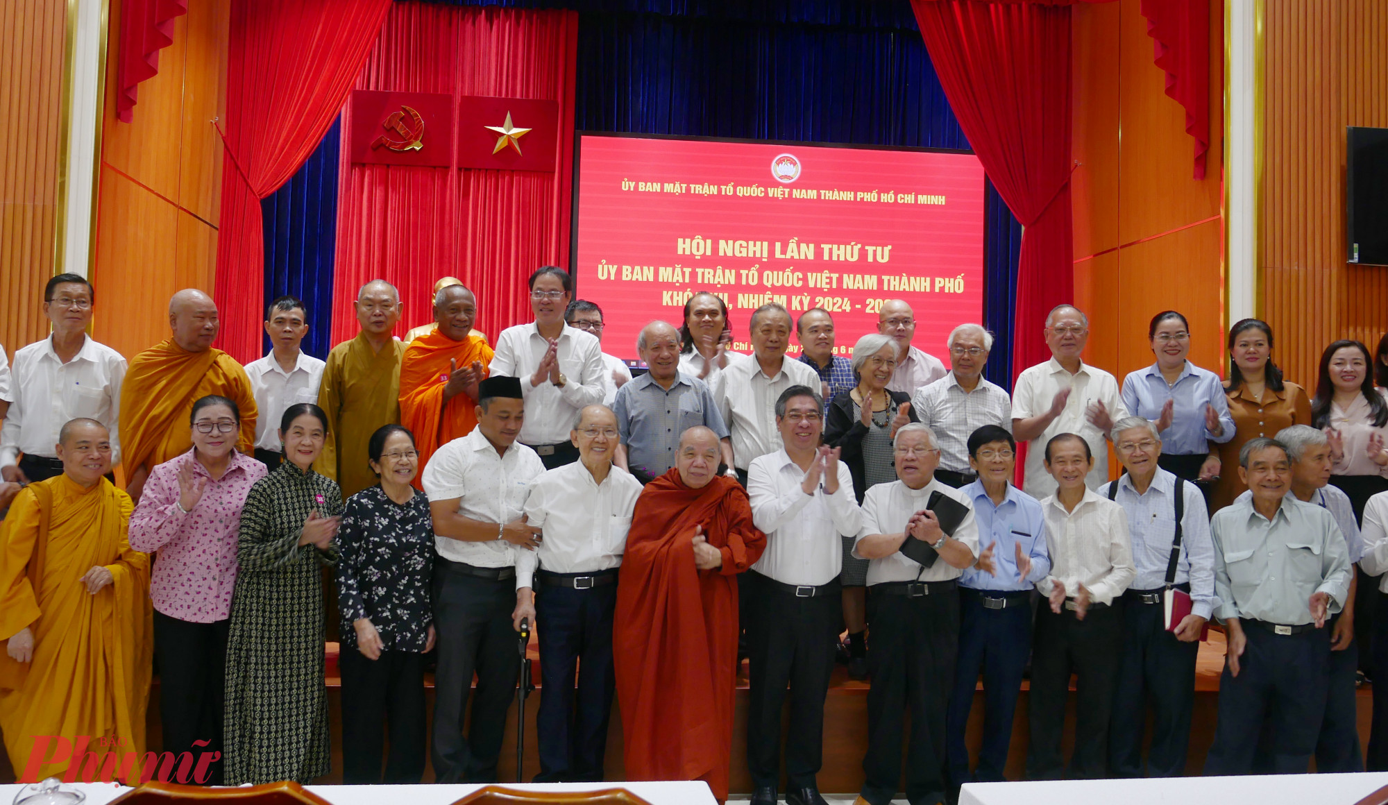 Các đại biểu chụp hình lưu niệm tại hội nghị - Ảnh: Trang Nguyễn