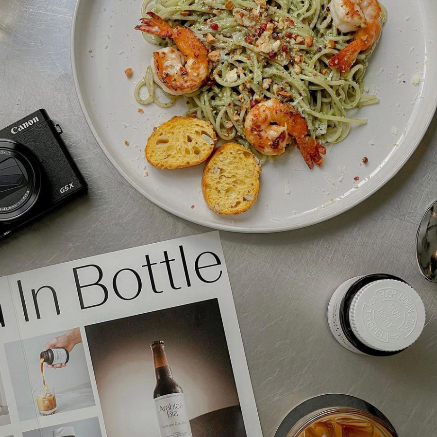 Ngoài cà phê, Ngoài ra, quán còn phục vụ trà, nước ép, brunch, waffles, salad, pasta và cả craft beer cho buổi tối thư giãn mytour.vn +6 sprudge.com +6 bloganchoi.com +6 . Giá dao động 50.000–200.000 đ, giờ phục vụ từ 7h/7h30 đến 21h