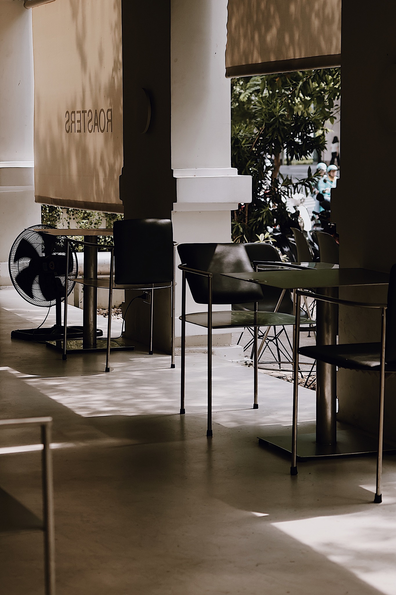 Không gian ở đây được ví như phòng thí nghiệm café: quầy “flybar” dài 9,6 m treo lơ lửng, cho phép bạn vừa ngồi trò chuyện vừa quan sát barista tài năng trình diễn kỹ thuật rang – pha – chiết xuất. Tầng hầm là kho bảo quản hạt ở nhiệt độ chuẩn 20–22°C, giúp giữ đậm hương vị thuần khiết . Với kinh nghiệm từ các giải Việt Nam Barista Championship, Bosgaurus không ngừng thử nghiệm để tạo ra các dòng roast nhẹ, phô diễn độ phức tạp của hạt, đồng thời vẫn giữ phong phú lựa chọn như roast đậm “Big Smoke” hay Arabica sữa đá nhẹ nhàng 