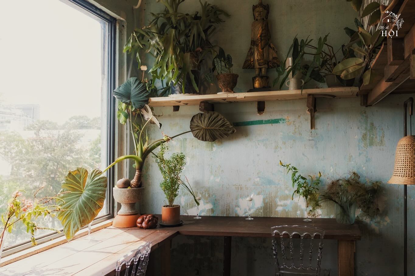 Không gian chủ yếu chia thành tầng 4 và lầu 6, quanh co giữa những góc cây và decor bằng rơm, lá cọ, đèn treo mang hơi thở Hội An – Hà Nội xưa . Từ những chiếc sofa êm ái đến bàn thấp gần sàn, mỗi góc đều được chăm chút để bạn có thể ngồi yên lặng đọc sách, làm việc hoặc chỉ ngắm nhìn dòng người qua lại bên ngoài. Góc ngồi sát cửa sổ lầu 4 còn cho view lơ đãng nhìn về nhà thờ Huyện Sĩ – một khung cảnh thật thơ, thật Sài Gòn 