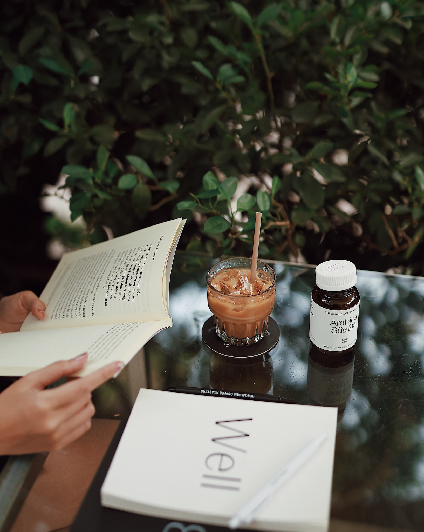 Thực đơn hấp dẫn với cà phê pour-over theo vùng – Ethiopia, Kenya, El Salvador – cùng espresso blend Colombia và cà phê sữa đá Arabica đặc trưng. Ngoài ra, quán còn phục vụ trà, nước ép, brunch, waffles, salad, pasta và cả craft beer cho buổi tối thư giãn  mytour.vn +6 sprudge.com +6 bloganchoi.com +6 . Giá dao động 50.000–200.000 đ, giờ phục vụ từ 7h/7h30 đến 21h