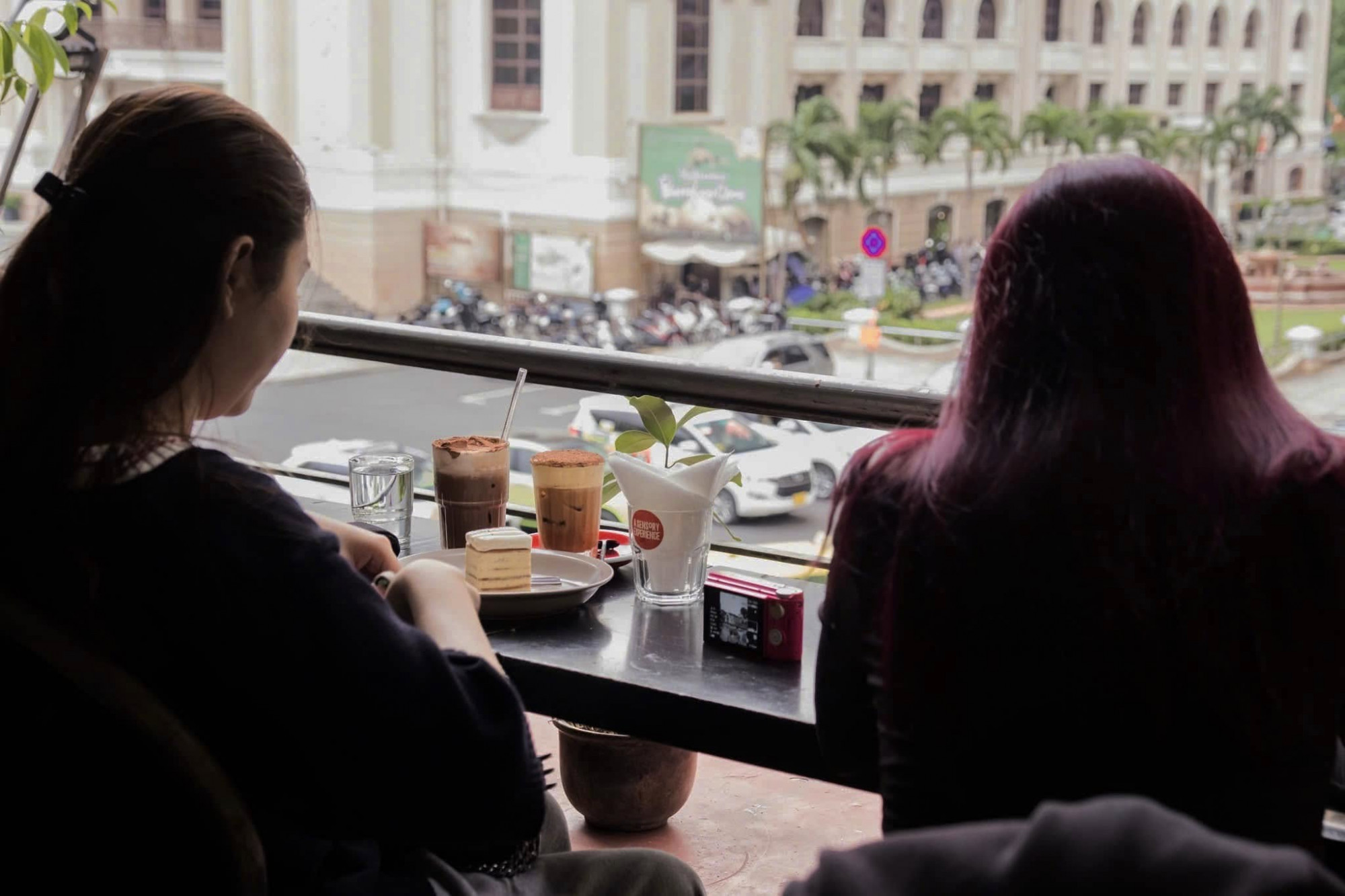 Những ngày Sài Gòn lất phất mưa, Okkio lại càng nên thơ hơn. Tầng một ấm áp, tầng hai rộng thoáng với view nhìn ra đường phố – chỗ ngồi lý tưởng cho ai thích ngắm mưa và lặng lẽ suy tư.