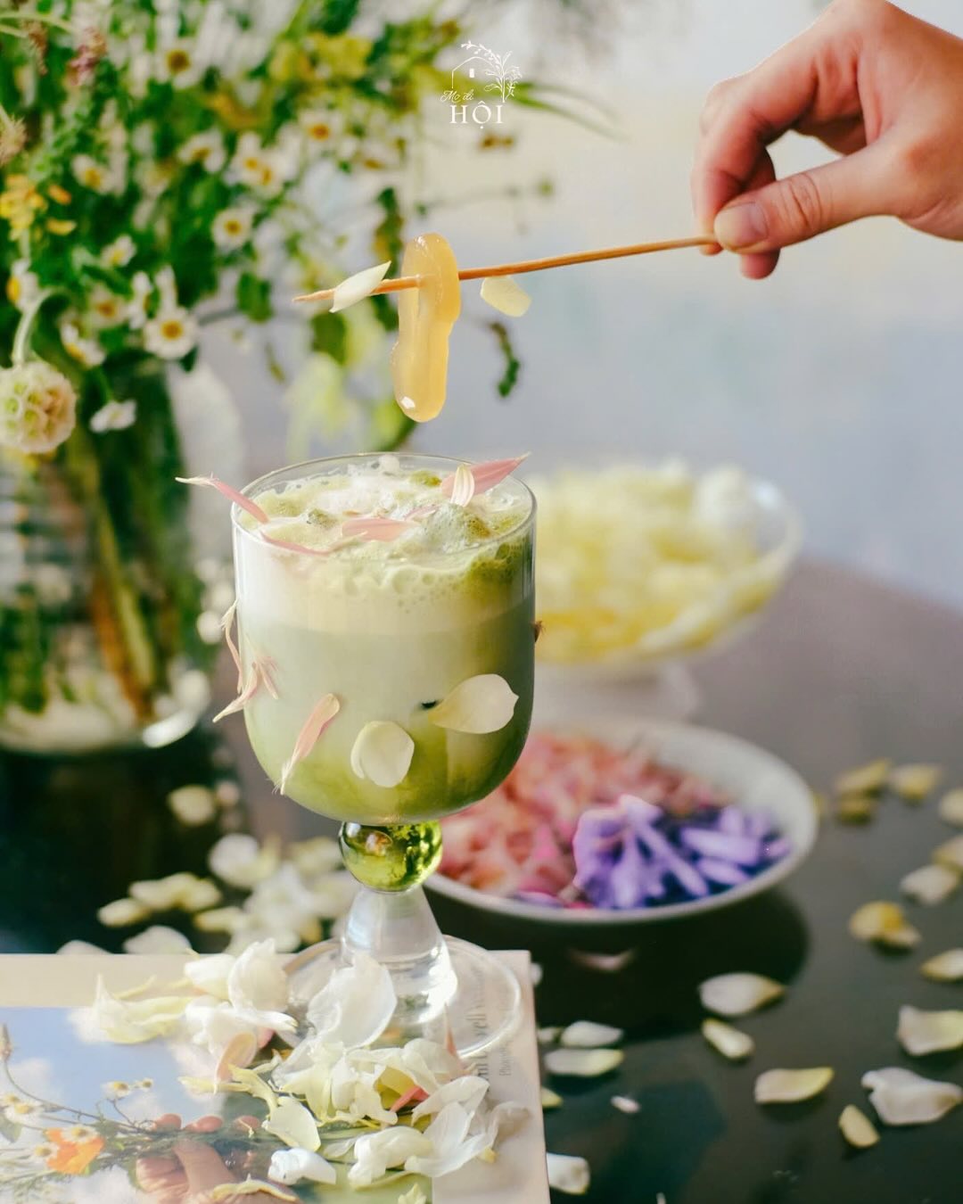 Thực đơn tại đây không chỉ dừng lại ở cà phê mà còn có trà trái cây, mocktail, cocktail, và cả những món quà tuổi thơ đáng yêu. Mình gợi ý thử “trà hoa nở” – trà oolong hoà quyện cùng sữa đậu nành, thạch cỏ mềm, topping foam muối béo nhẹ – tinh tế đến từng ngụm.