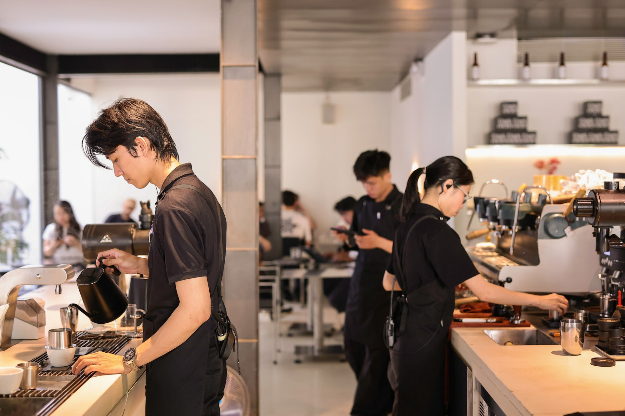 Với kinh nghiệm từ các giải Việt Nam Barista Championship, Bosgaurus không ngừng thử nghiệm để tạo ra các dòng roast nhẹ, phô diễn độ phức tạp của hạt, đồng thời vẫn giữ phong phú lựa chọn như roast đậm “Big Smoke” hay Arabica sữa đá nhẹ nhàng