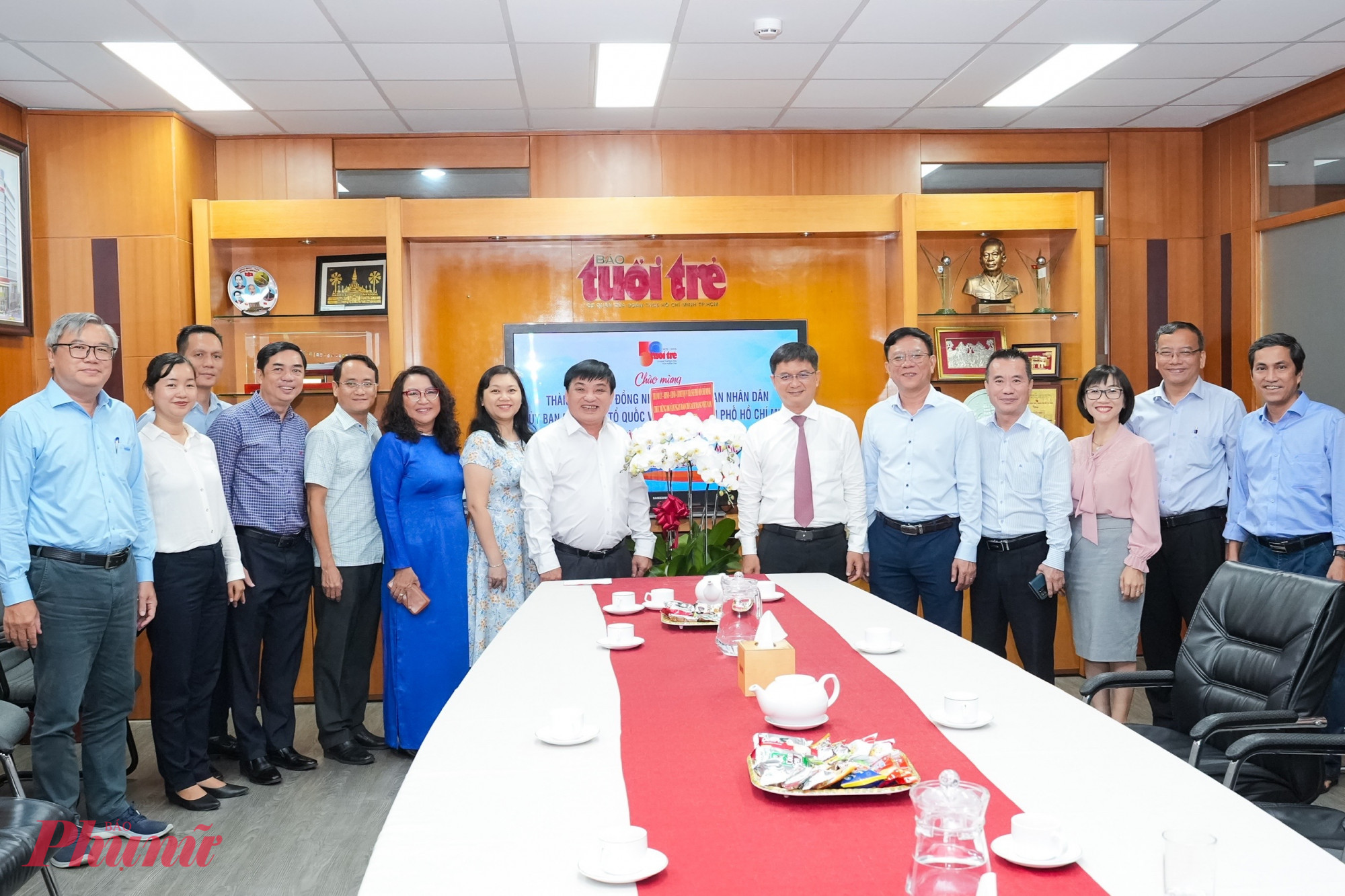 Lãnh đạo TP.HCM và đại diện các cơ quan cùng chụp ảnh lưu niệm với Ban Biên tập Báo Tuổi Trẻ - Ảnh: Hữu Hanh