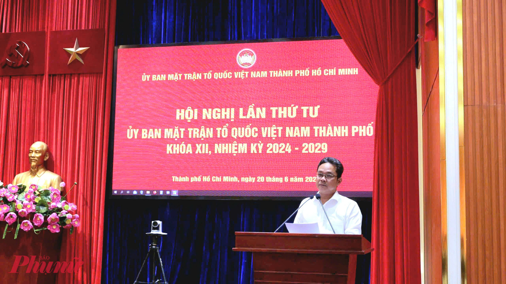 ông Phạm Minh Tuấn - Phó Chủ tịch Ủy ban MTTQ Việt Nam thành phố - báo cáo kết quả hoạt động của Mặt trận - Ảnh:Trang Nguyễn 