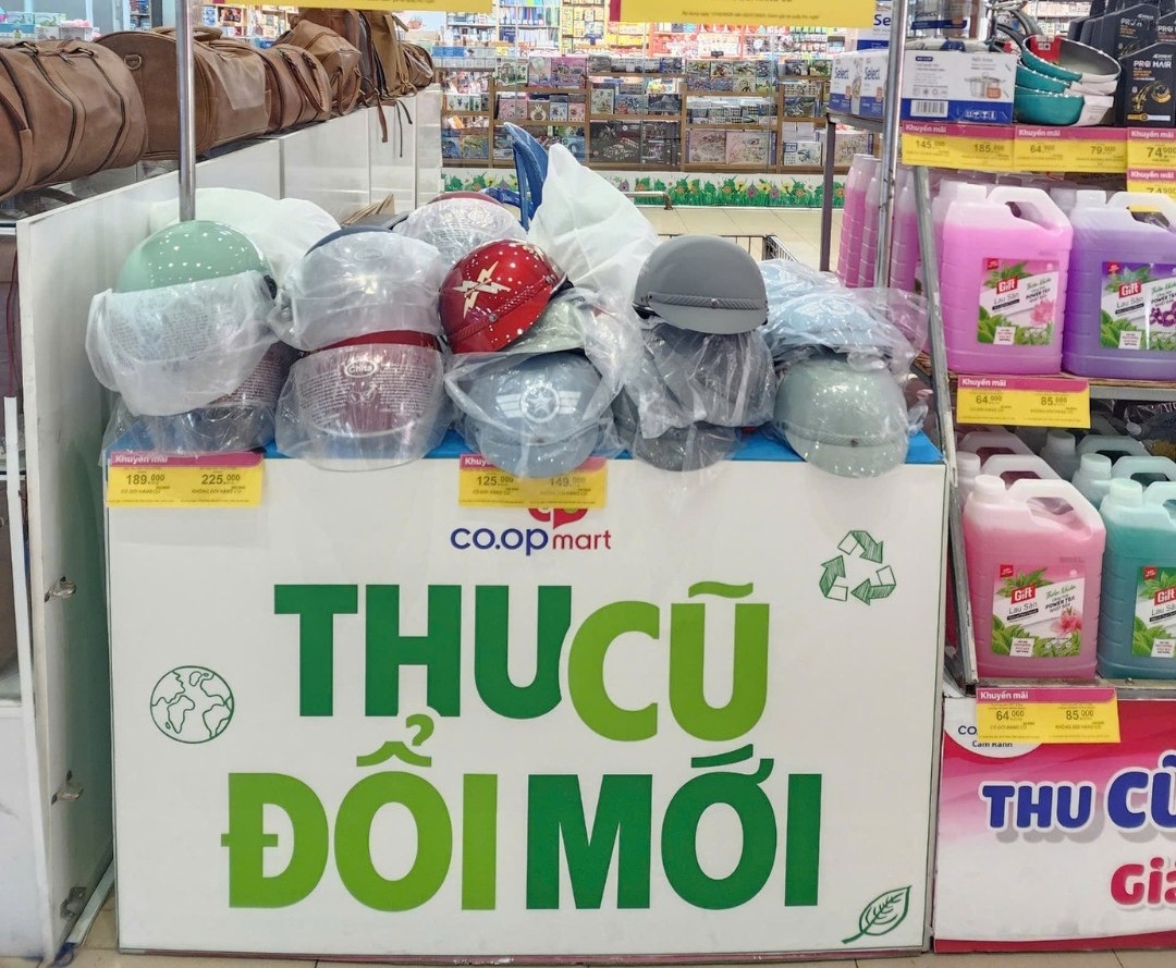 Người tiêu dùng hào hứng mang sản phẩm cũ tới Co.opmart Vũng Tàu để đổi và mua sản phẩm mới với giá ưu đãi - Ảnh: MC
