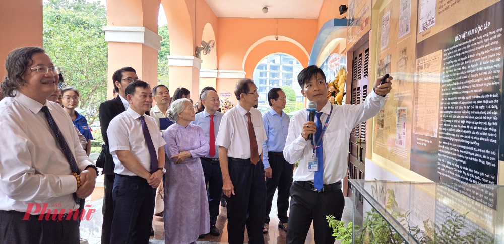 Các đại biểu xem trưng bày.