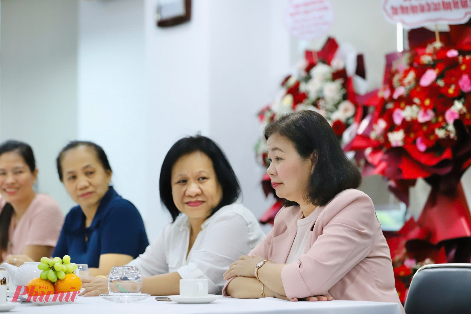 Tổng biên tập Báo Phụ Nữ TPHCM Lý Việt Trung, Phó tổng biên tập Tạ Thị Nam Hồng tiếp đoàn Hội LHPN TPHCM - Ảnh: Thành Lâm