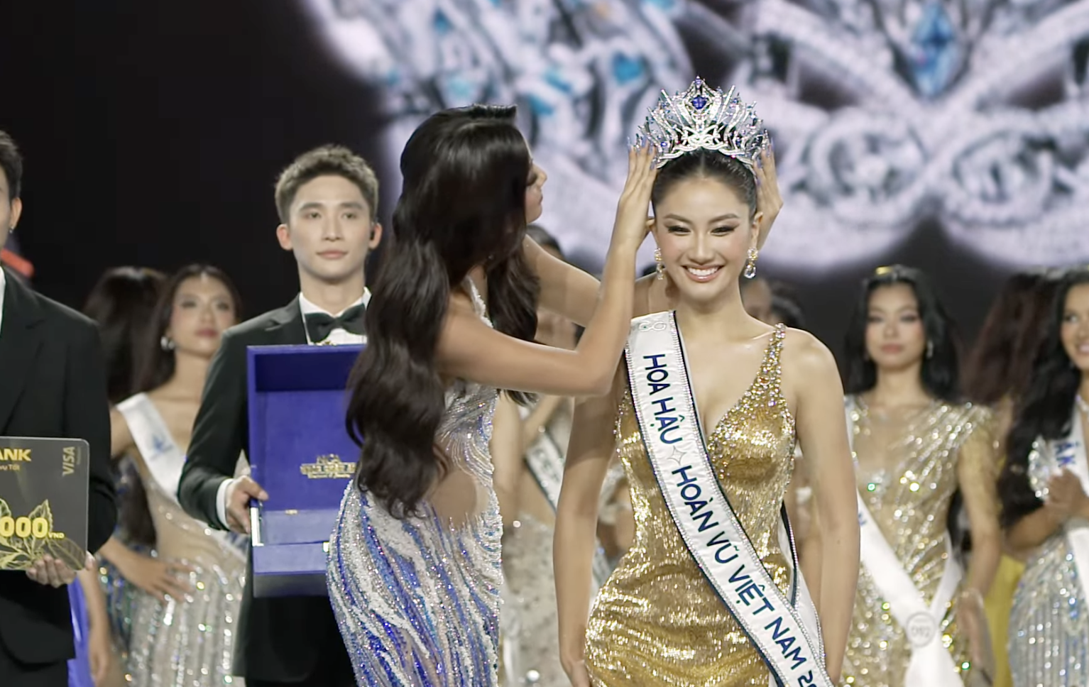 Khoảnh khắc Phương Linh nhận vương miện từ người tiền nhiệm - hoa hậu Xuân Hạnh