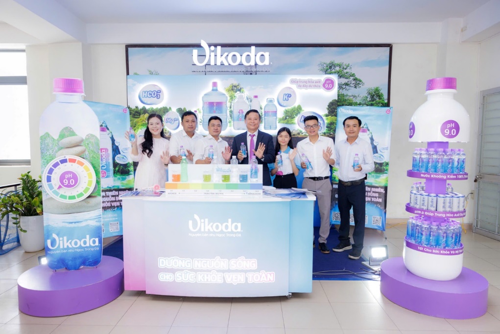 Trong khuôn khổ hội thảo, nhiều gian hàng trưng bày sản phẩm liên quan đến sức khỏe và môi trường đã nhận được sự chú ý. Trong đó, gian hàng của thương hiệu Vikoda tạo điểm nhấn với sản phẩm nước khoáng kiềm thiên nhiên - Ảnh: T.T
