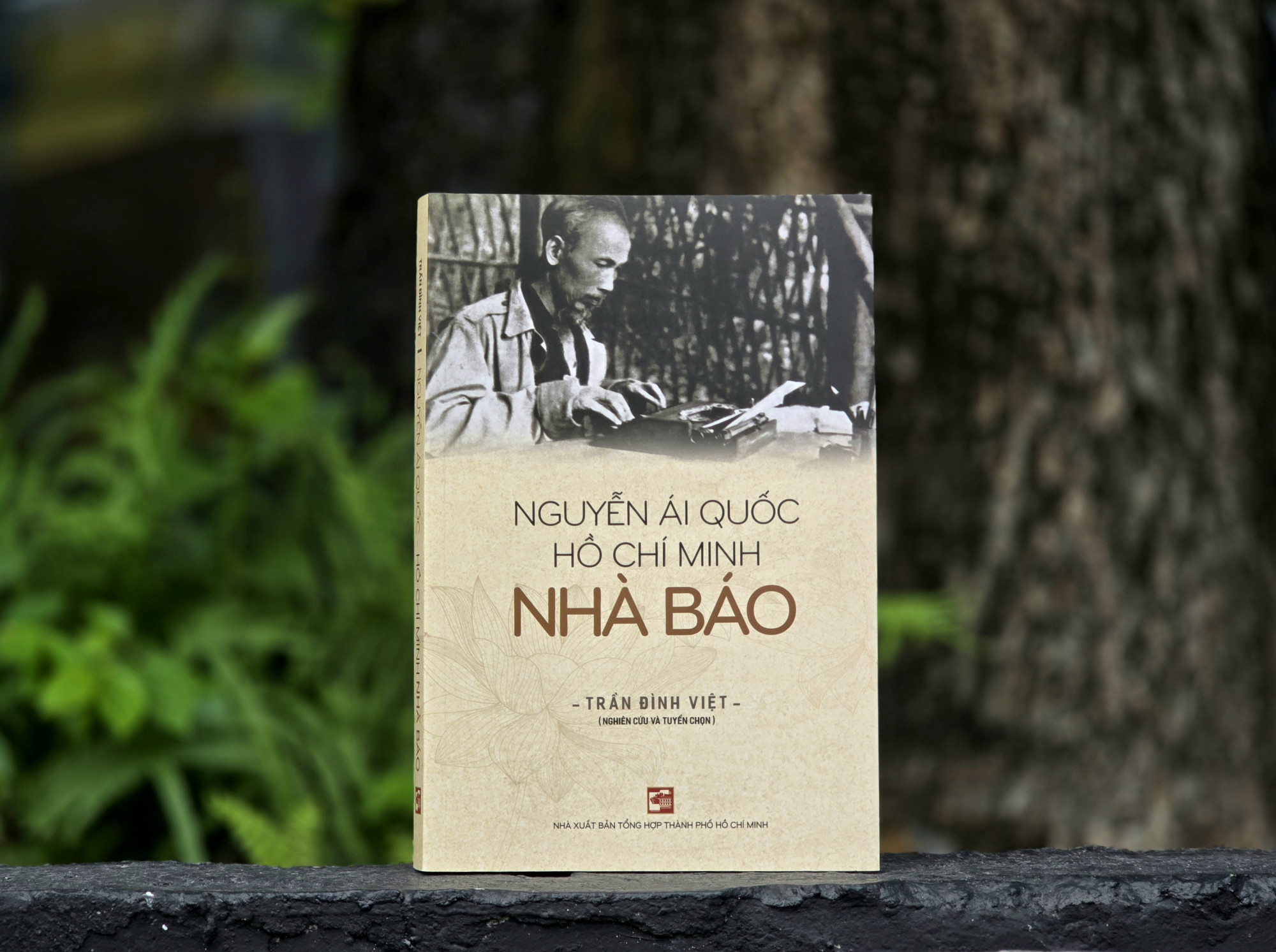 Một công trình nghiên cứu công phu, đầy đặn về sự nghiệp báo chí của Bác Hồ. Ảnh: NXB Tổng hợp TPHCM