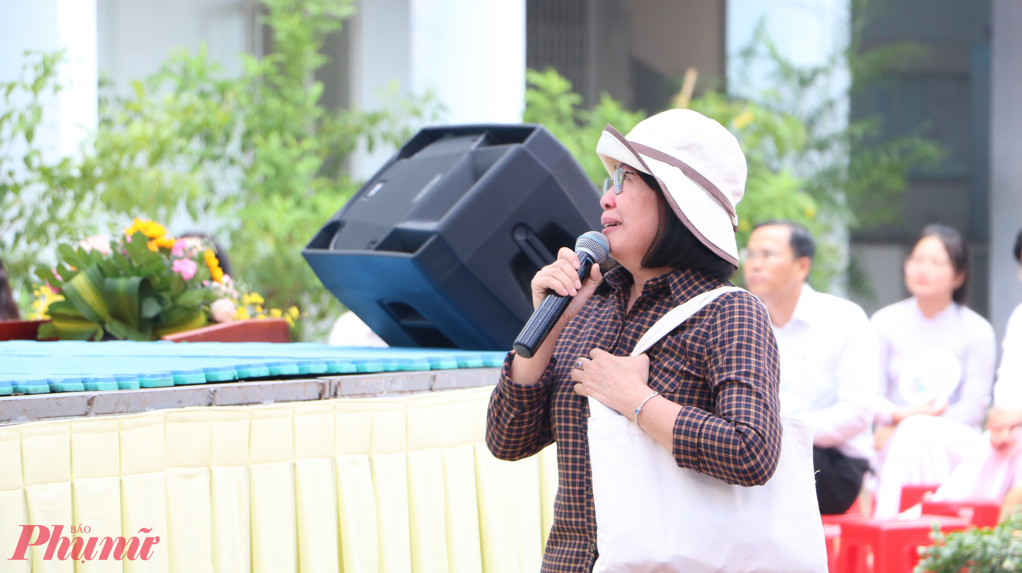 Giáo viên của trường trong vai người mẹ lạc mất con 