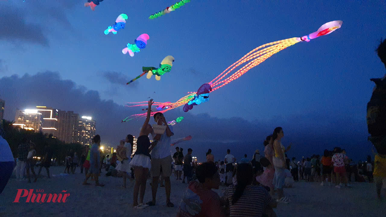 Rất đông người dân và du khách tập trung chiêm ngưỡng 