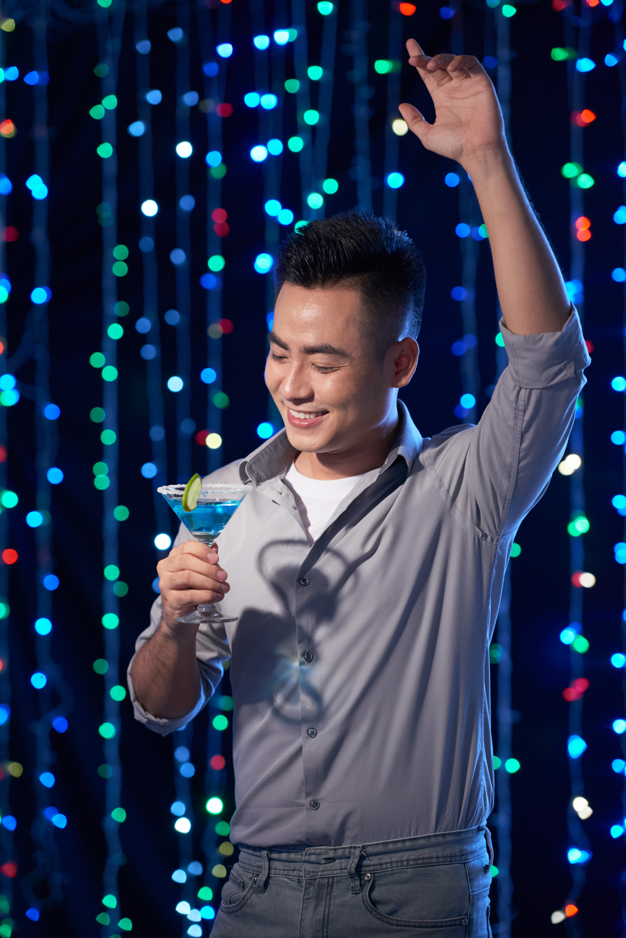 Sống phụ thuộc vào gia đình, nhưng cháu tôi thich đi quẩy bar, pub. Ảnh minh họa Freepik 