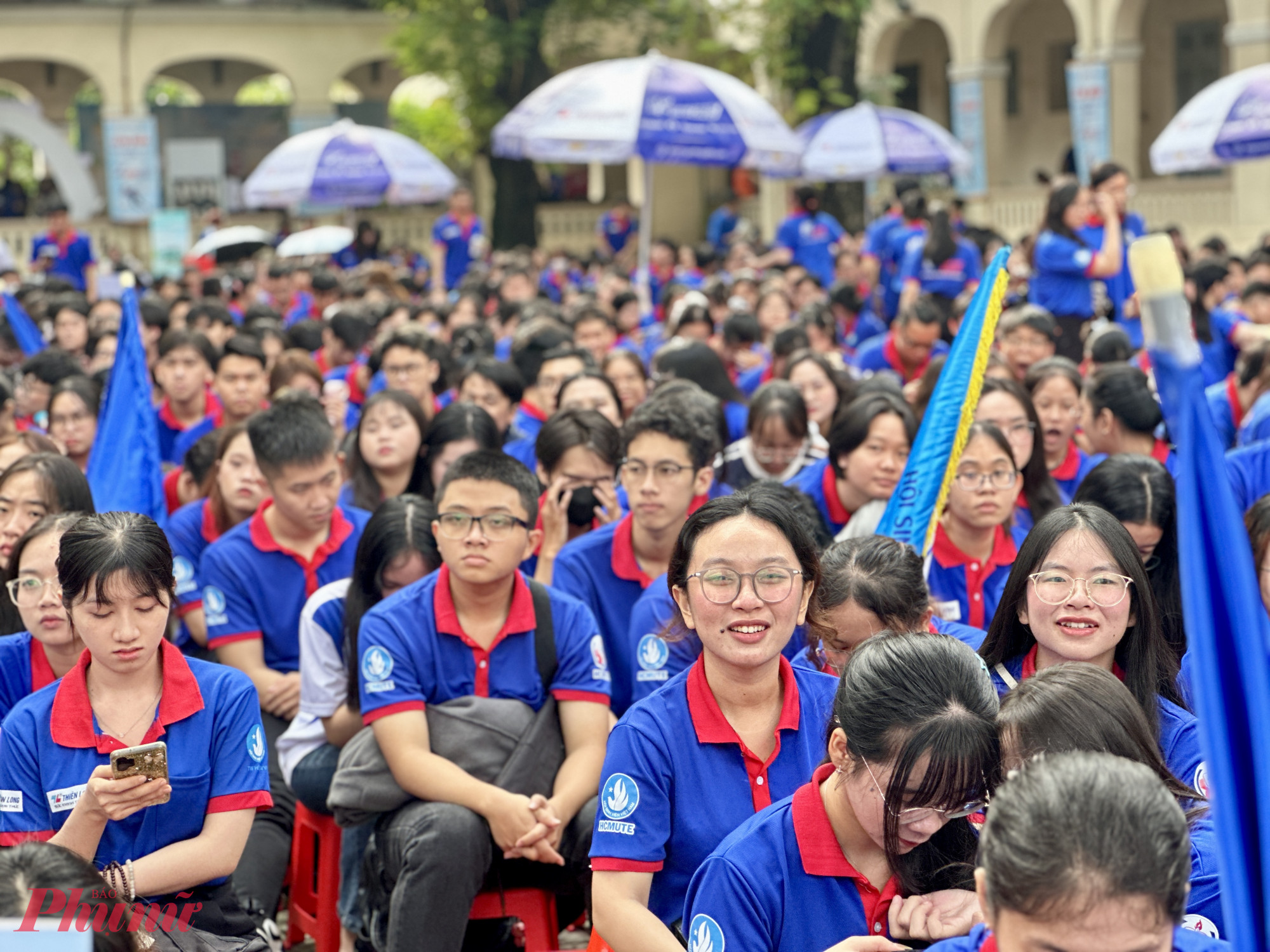 Hàng ngàn sinh viên thuộc các trường đại học, cao đẳng tại TPHCM tham gia chương trình tiếp sức mùa thi, hỗ trợ thí sinh thi tốt nghiệp THPT 2025 - Ảnh: Nguyễn LoanNguyễn 