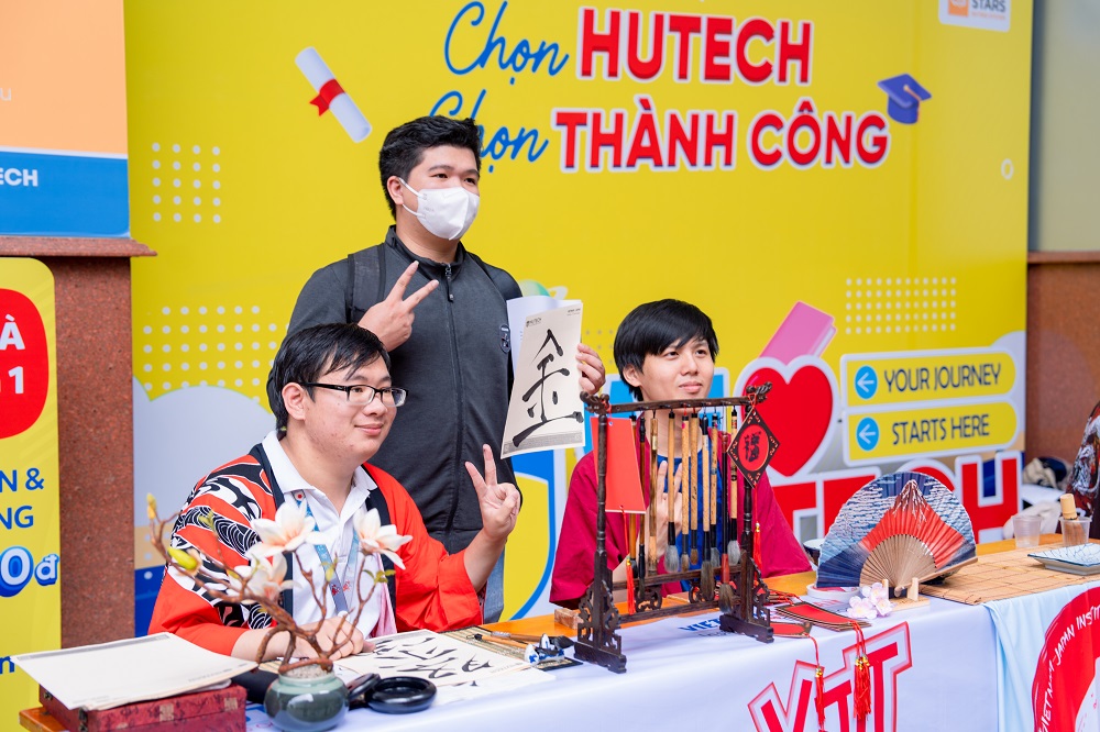 Sinh viên được tham gia nhiều hoạt động ngoại khóa để tăng cường hiểu biết văn hóa - Ảnh: HUTECH