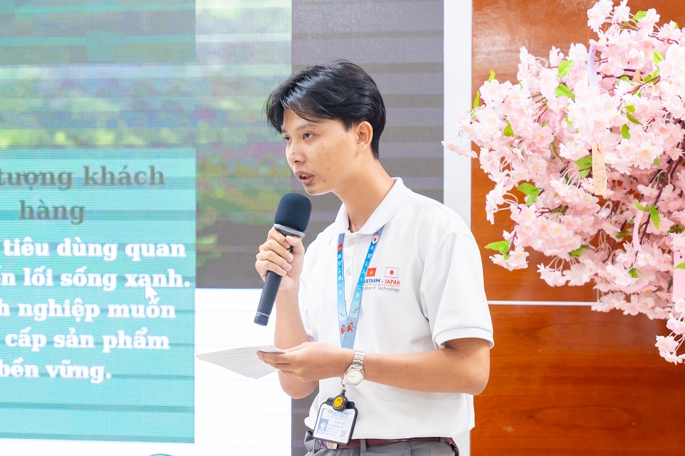 Sinh viên chương trình Việt - Nhật học theo phương pháp phát triển dự án - Ảnh: HUTECH