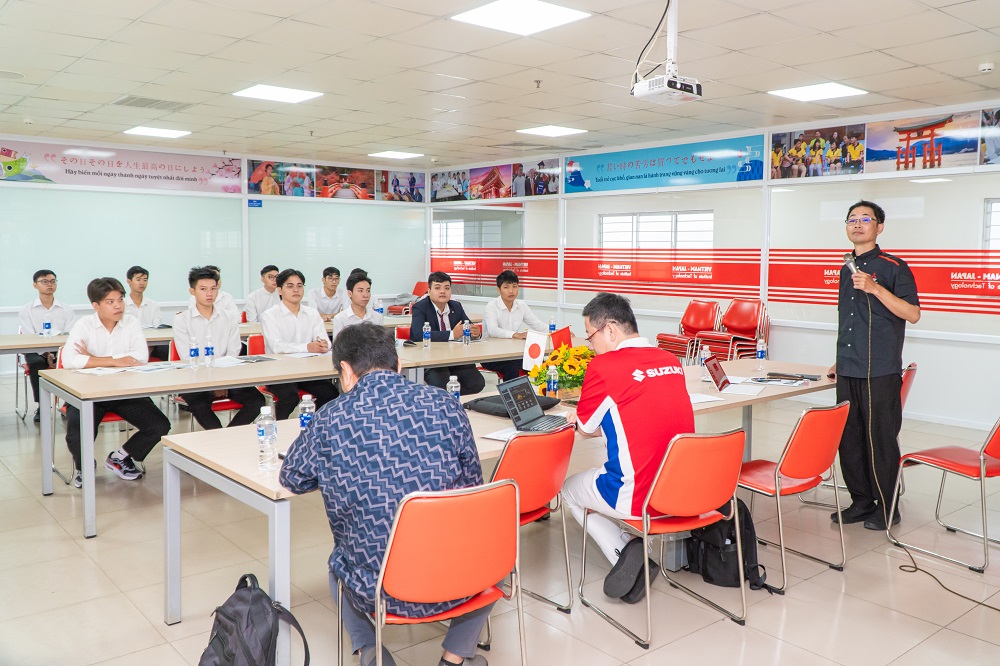 Đại diện doanh nghiệp giới thiệu chương trình đào tạo, cơ hội việc làm đến sinh viên - Ảnh: HUTECH