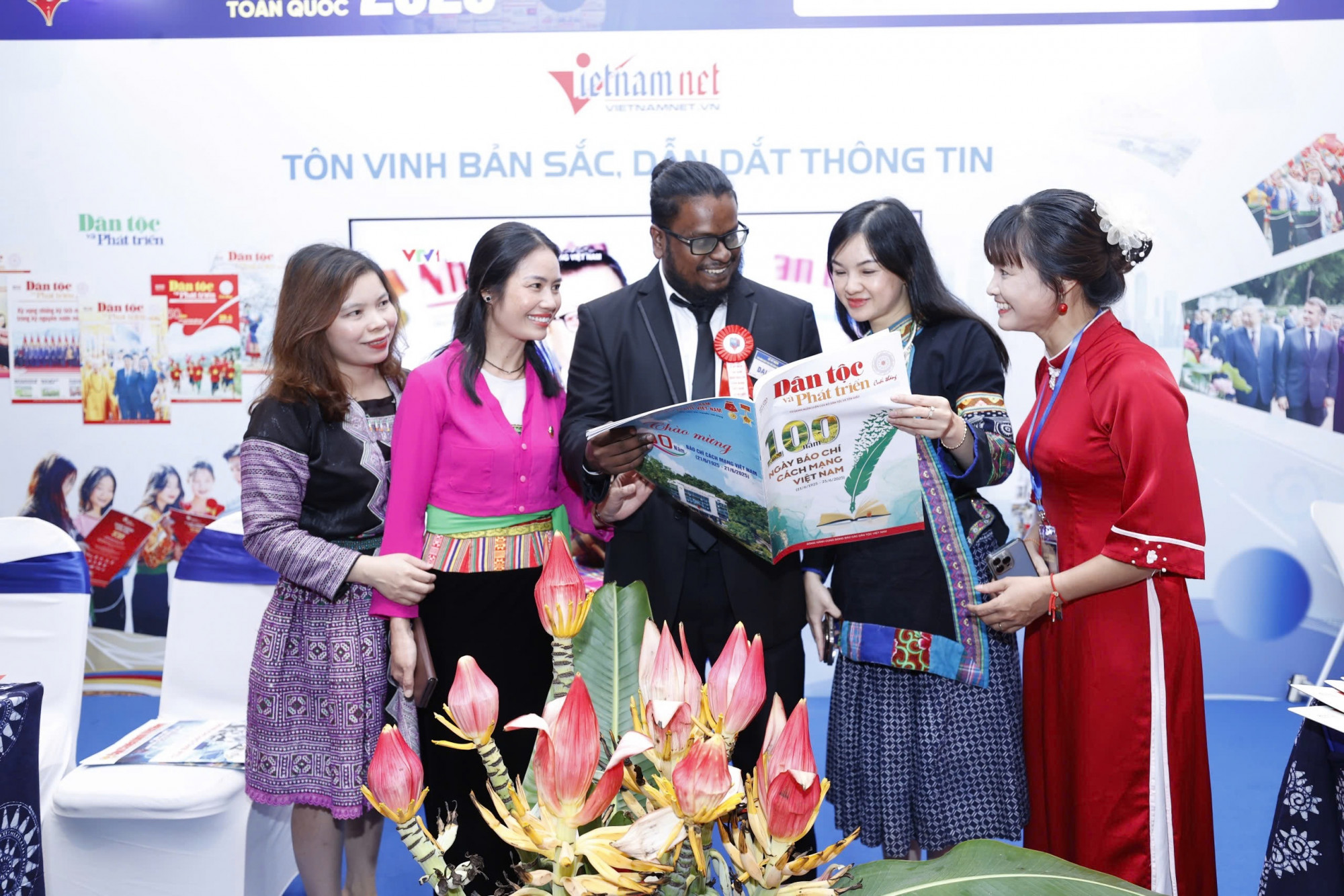 Hội báo Toàn quốc 2025 thu hút sự quan tâm của nhiểu nhà báo, tổ chức báo chí nước ngoài.