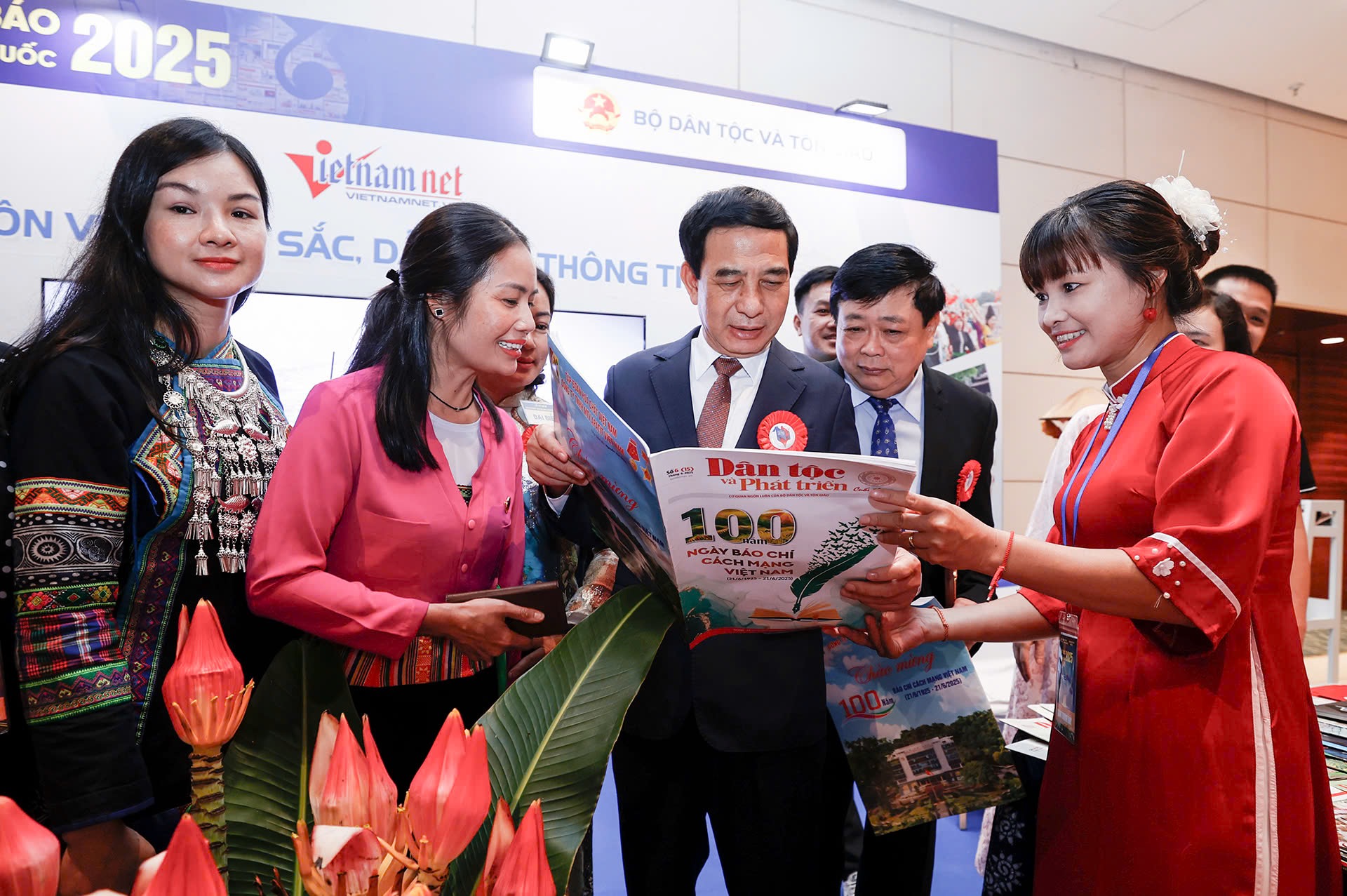 Đại tướng Phan Văn Giang - Bộ trưởng Bộ Quốc phòng - đọc các ấn phẩm tại gian trưng bày của Báo Vietnamnet.
