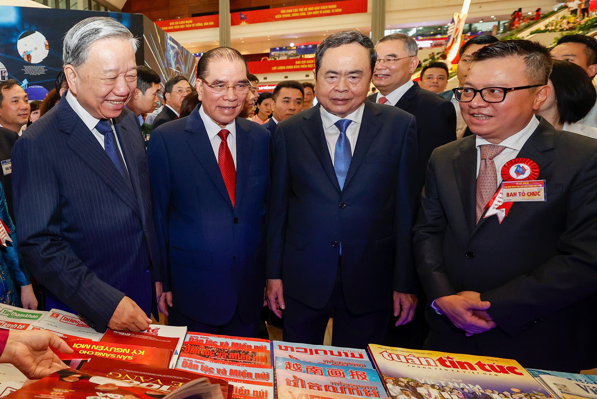 Sáng nay (21/6/2025), lãnh đạo Đảng, Nhà nước đã tới dự và chúc mừng Lễ Kỷ niệm 100 năm ngày Báo chí Cách mạng Việt Nam và trao Huân chương Hồ Chí Minh cho Hội Nhà báo.